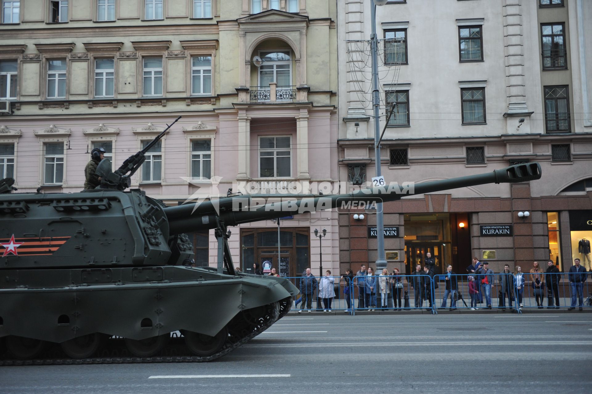 Москва. Проезд военной техники по Тверской улице перед репетицией парада на Красной площади, посвященного 71-й годовщине Победы в Великой Отечественной войне.