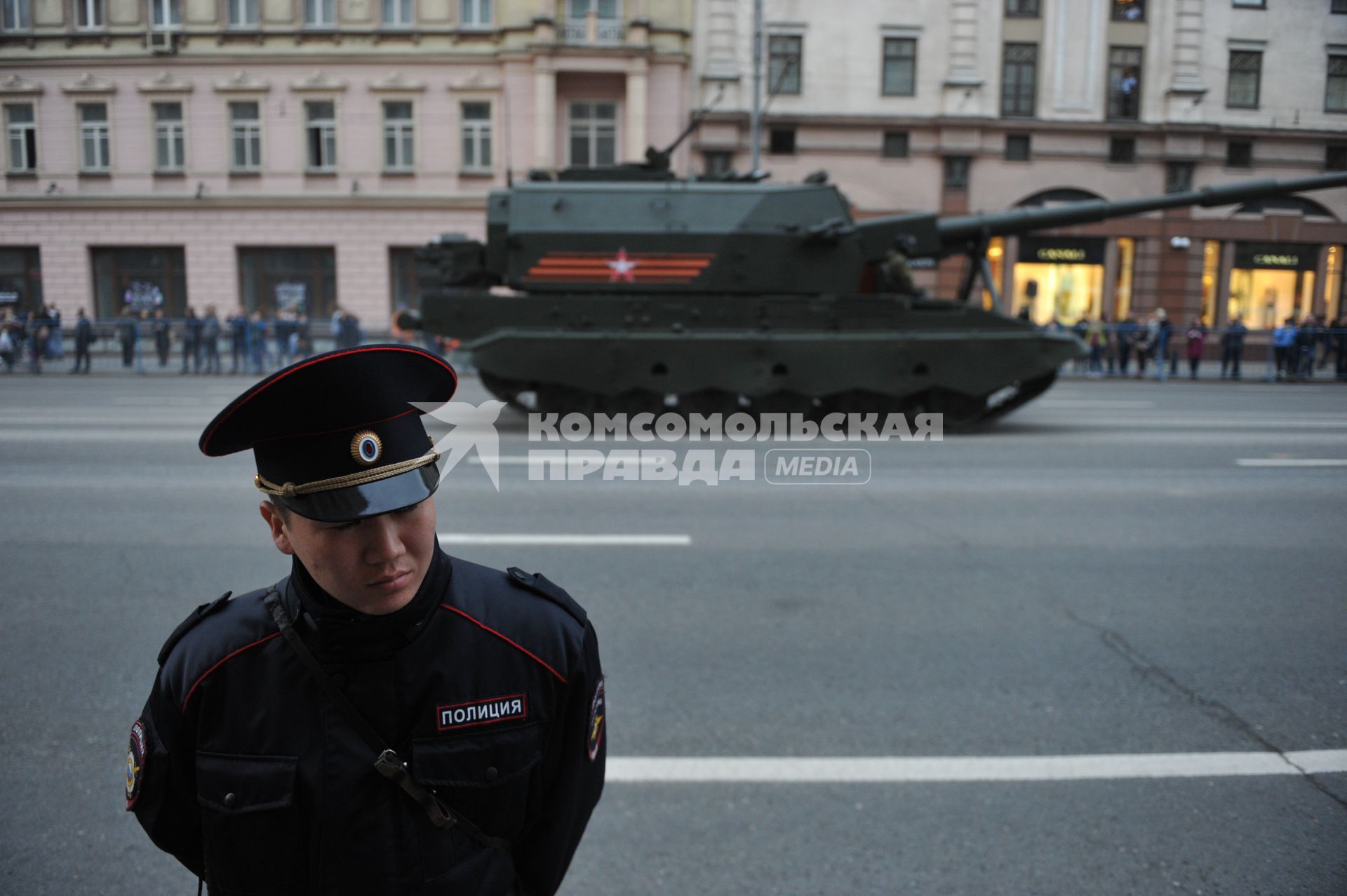 Москва. Проезд военной техники по Тверской улице перед репетицией парада на Красной площади, посвященного 71-й годовщине Победы в Великой Отечественной войне.