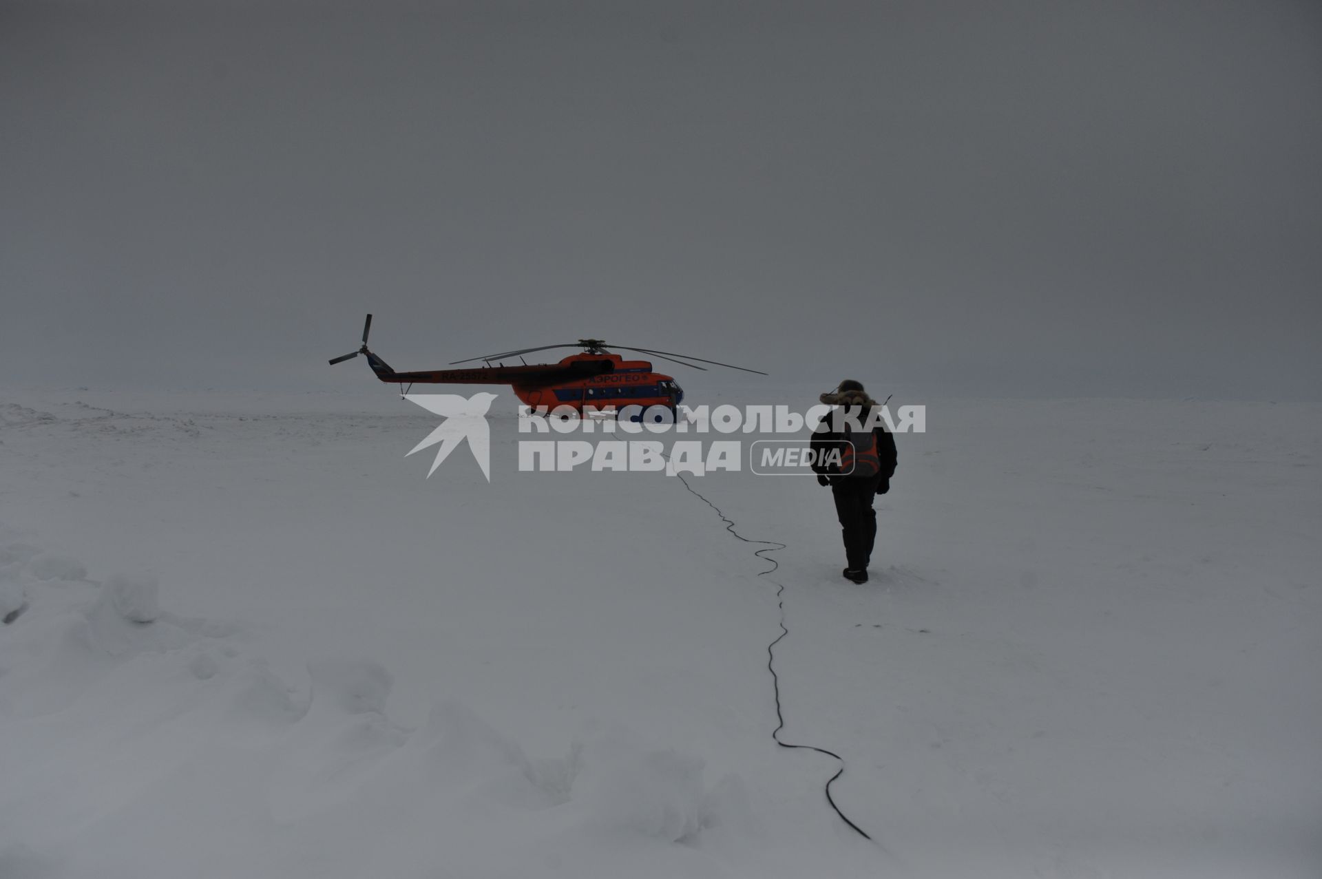 Северный Полюс. Дмитрий Шпаро прилетел встречать  российскую молодежную  экспедицию ` На лыжах- к Северному Полюсу` на
  самолете  АН-74.