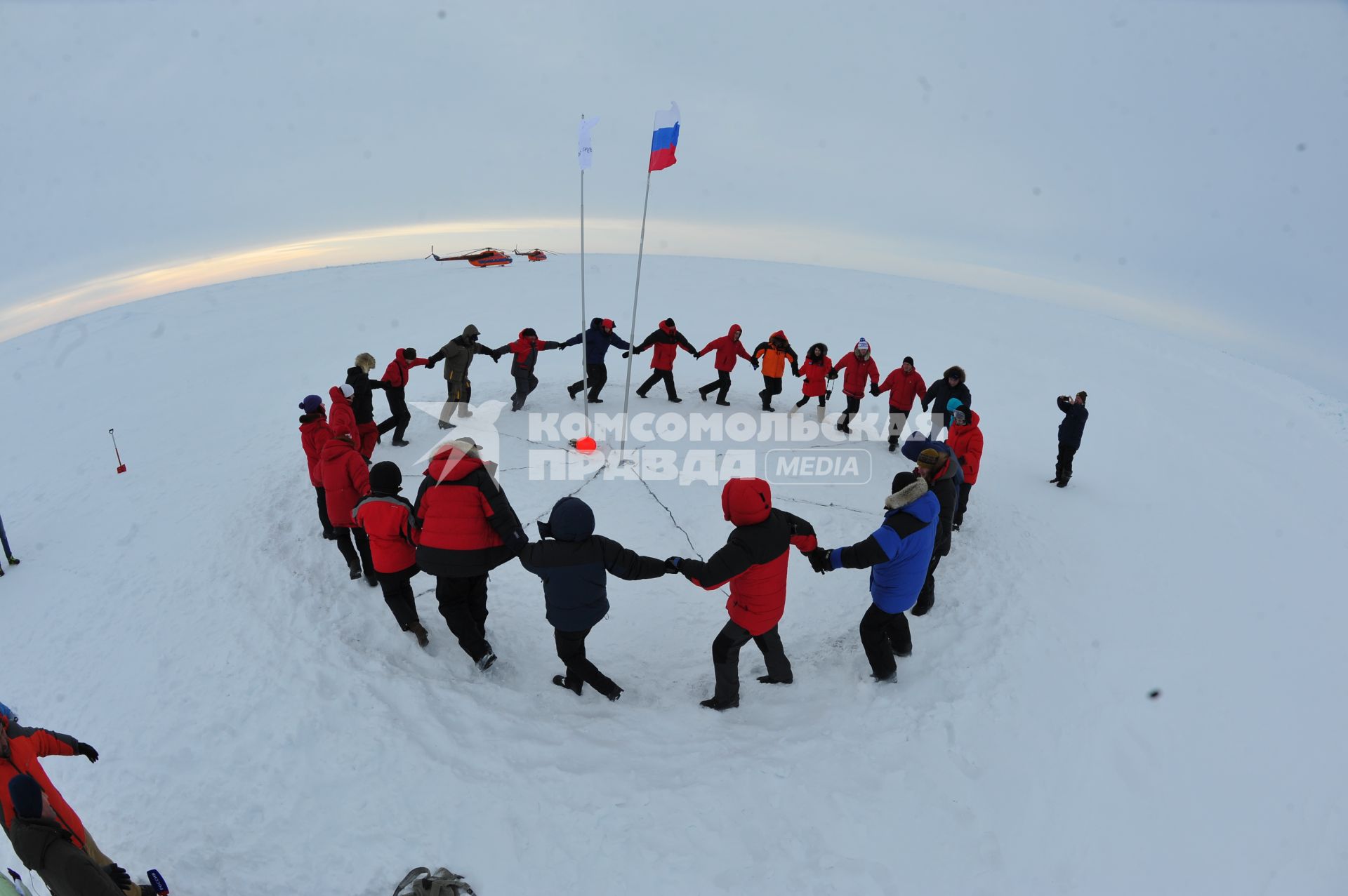 Северный Полюс. Участники российской молодежной экспедиции ` На лыжах- к Северному Полюсу`в хороводе вокруг  Полюса.