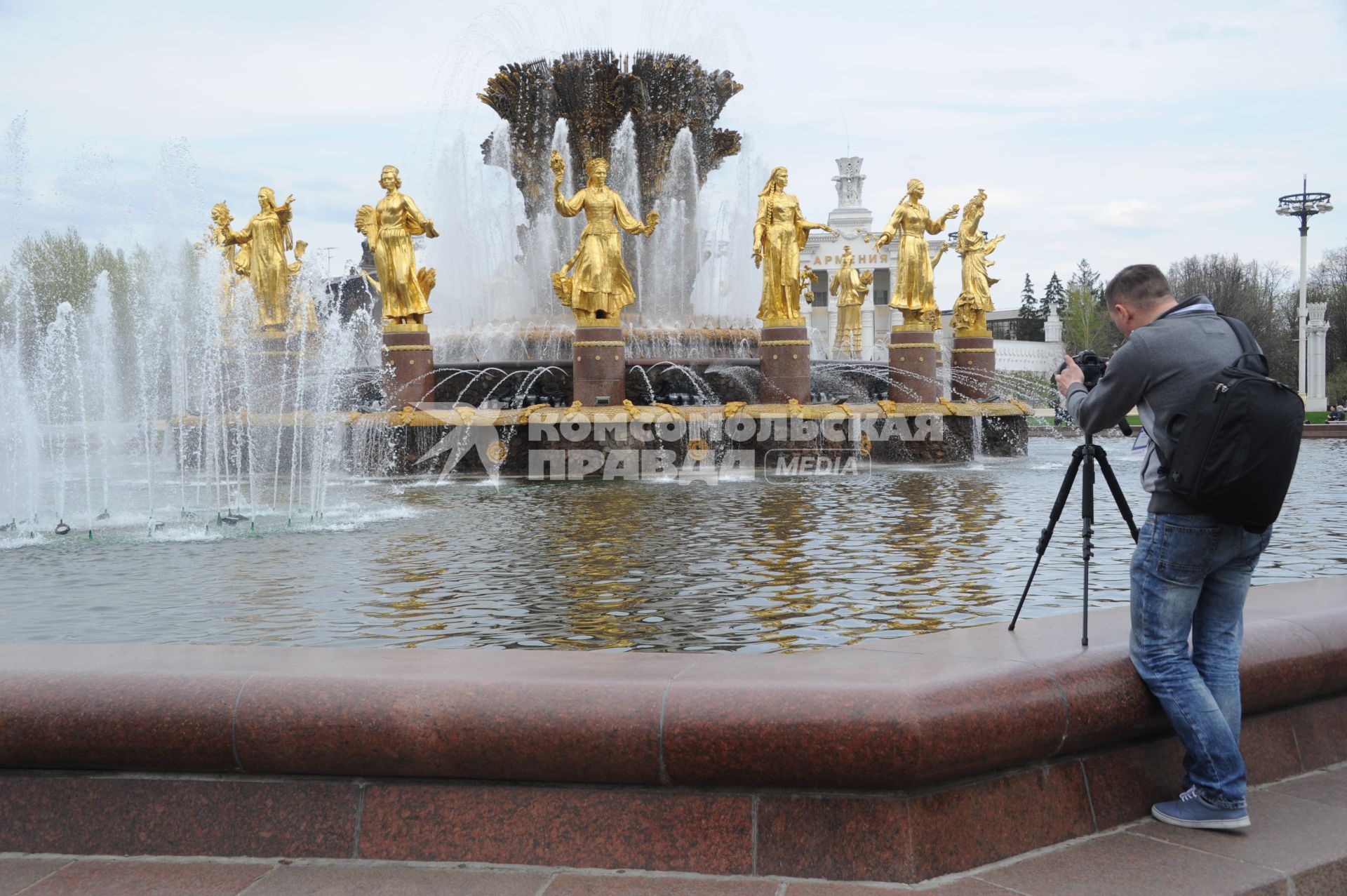 Москва. Фонтан`Дружба народов` на территории ВДНХ.