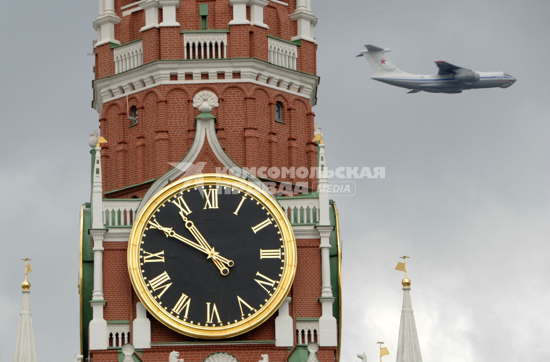 Москва. Тяжелый военно-транспортный самолет Ил-76 во время репетиции воздушной части военного парада на Красной площади в честь 71-й годовщины Победы в Великой Отечественной войне.