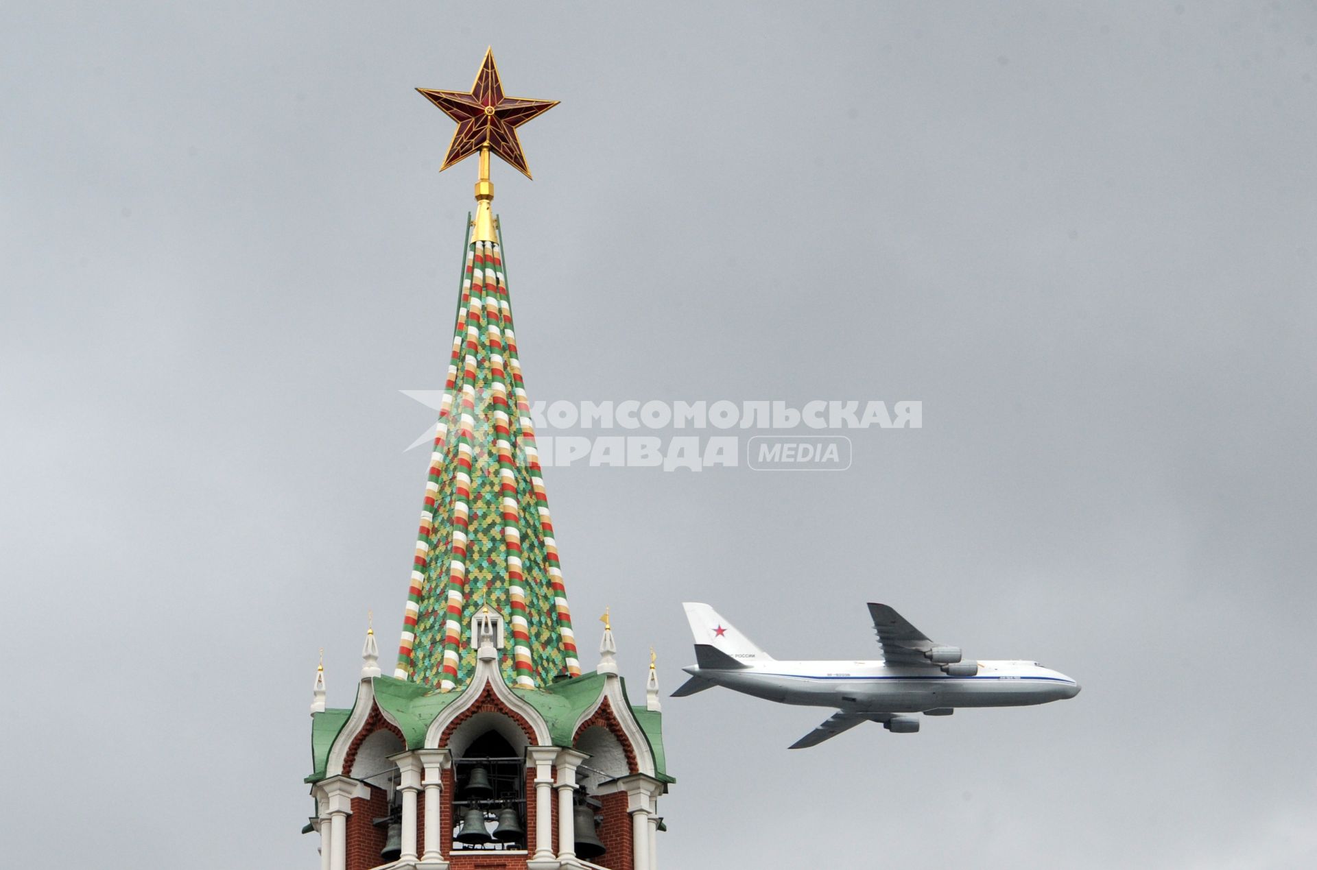 Москва.  Тяжелый дальний транспортный самолет АН-124-100 `Руслан` во время репетиции воздушной части военного парада на Красной площади в честь 71-й годовщины Победы в Великой Отечественной войне.