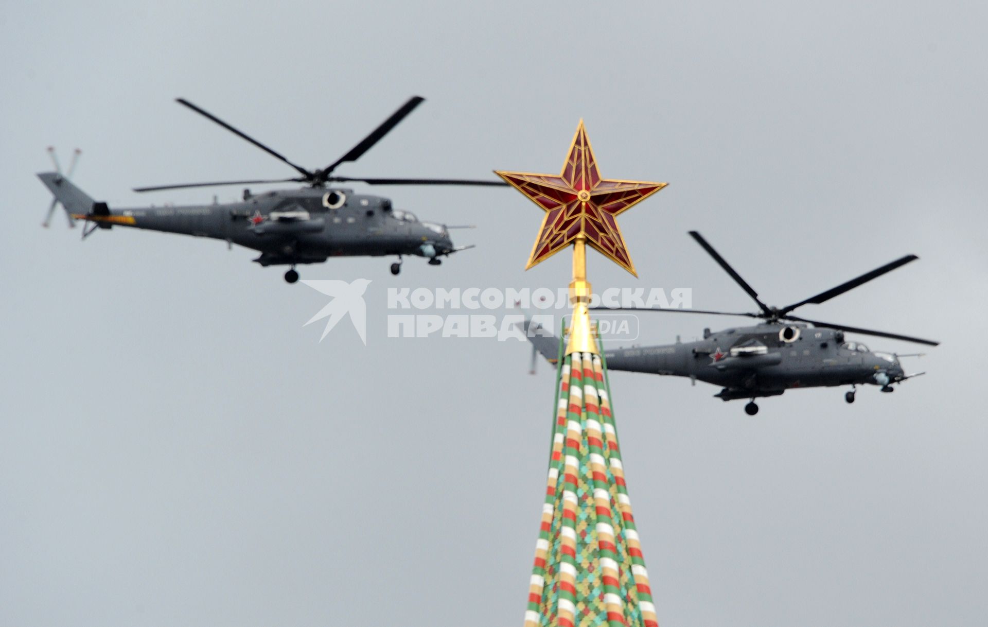 Москва. Ударные вертолеты Ми-35 во время репетиции воздушной части военного парада на Красной площади в честь 71-й годовщины Победы в Великой Отечественной войне.