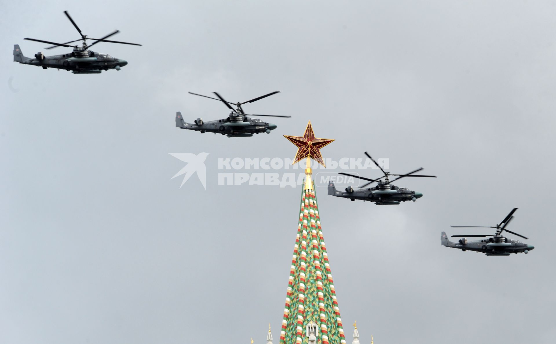 Москва.  Вертолеты Ка-52 во время репетиции воздушной части военного парада на Красной площади в честь 71-й годовщины Победы в Великой Отечественной войне.