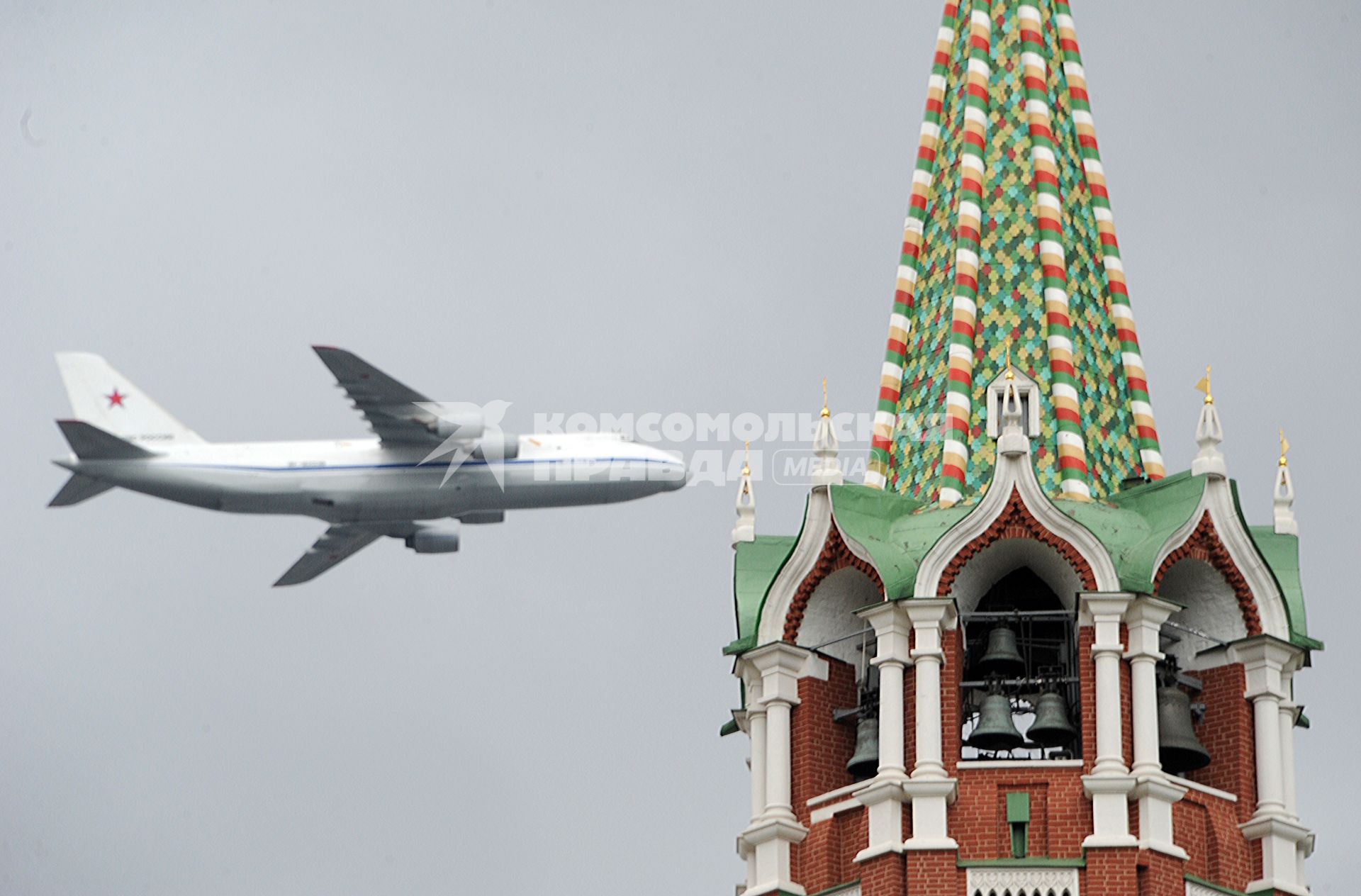 Москва.  Тяжелый дальний транспортный самолет АН-124-100 `Руслан` во время репетиции воздушной части военного парада на Красной площади в честь 71-й годовщины Победы в Великой Отечественной войне.