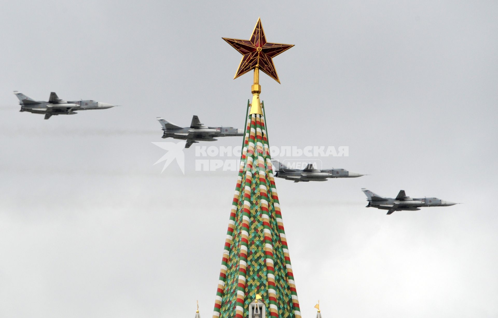 Москва.  Фронтовые бомбардировщики Су-24  во время репетиции воздушной части военного парада на Красной площади в честь 71-й годовщины Победы в Великой Отечественной войне.