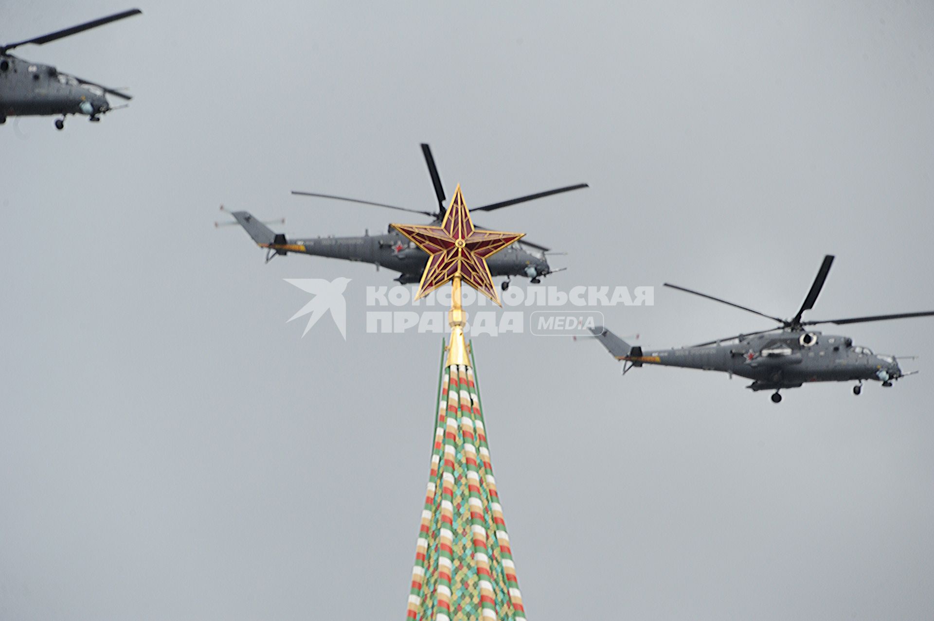 Москва. Ударные вертолеты Ми-35 во время репетиции воздушной части военного парада на Красной площади в честь 71-й годовщины Победы в Великой Отечественной войне.