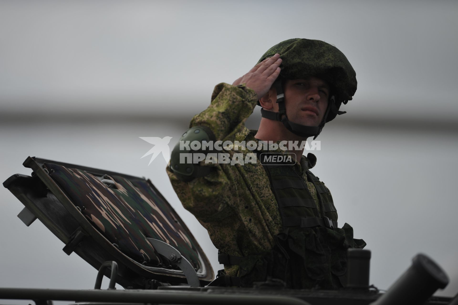 Сирия.  Военнослужащие механизированной колонны войск на репетиции военного парада,посвященного 71-й годовщине Победы в Великой Отечественной войне, на авиабазе `Хмеймим`.