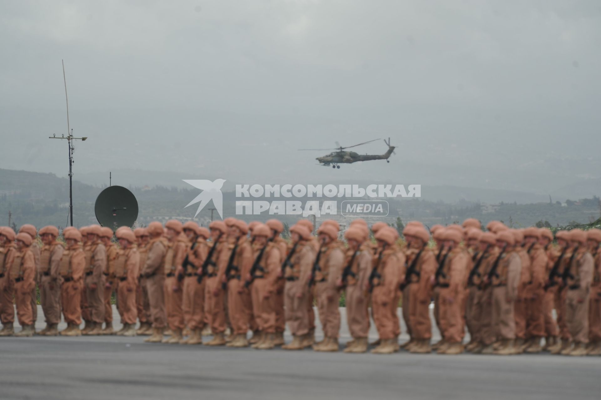 Сирия.  Парадные расчеты военнослужащих на репетиции военного парада,посвященного 71-й годовщине Победы в Великой Отечественной войне, на авиабазе `Хмеймим`.