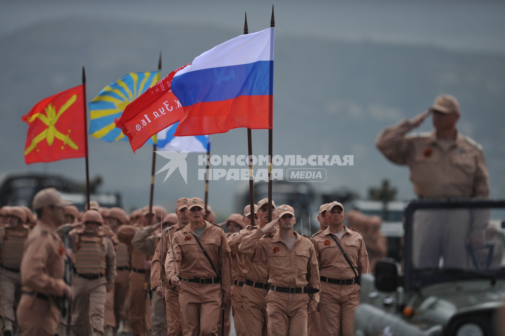 Сирия.  Парадные расчеты военнослужащих на репетиции военного парада,посвященного 71-й годовщине Победы в Великой Отечественной войне, на авиабазе `Хмеймим`.