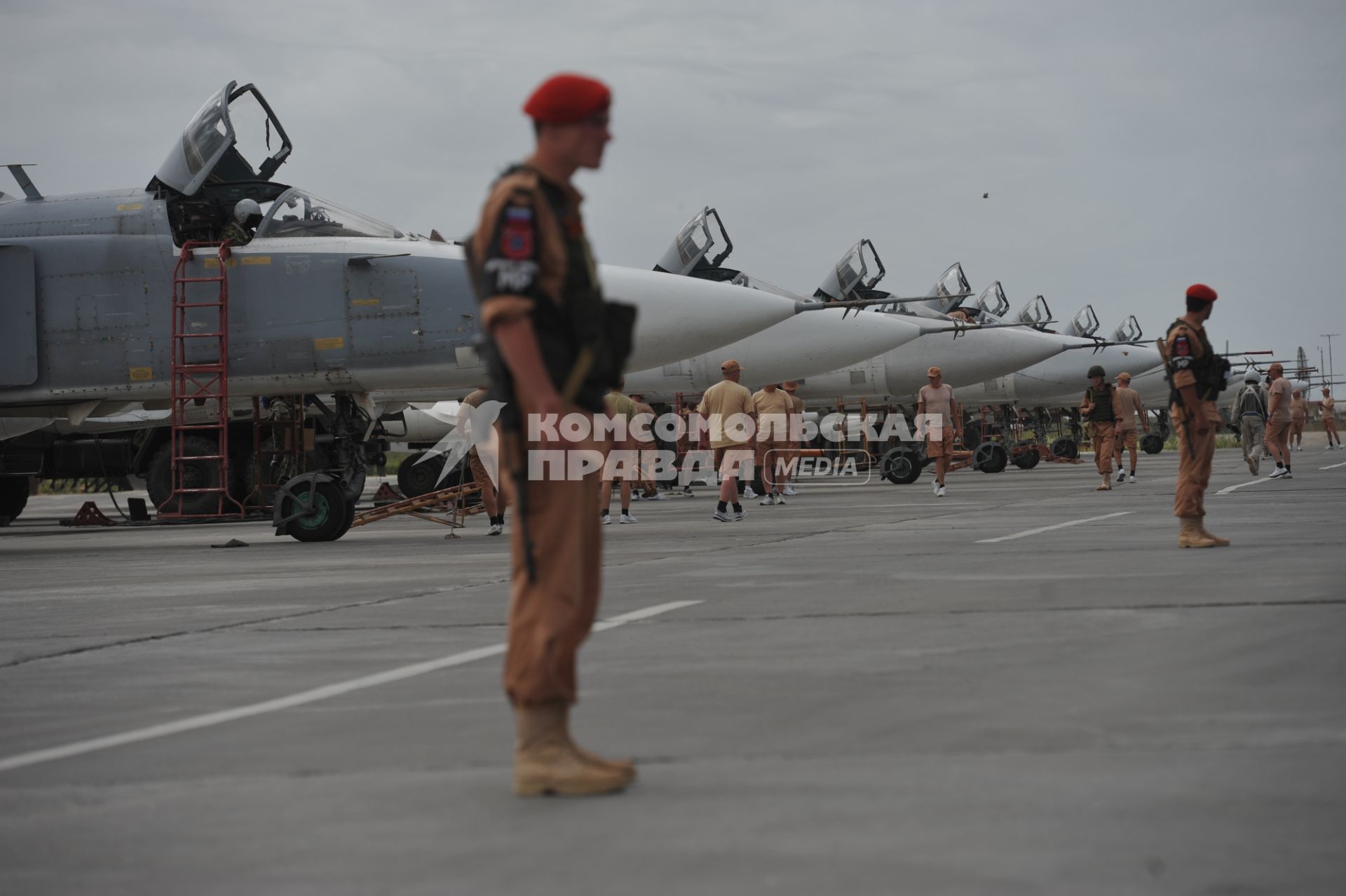 Сирия.  Российские бомбардировщики Су-24   на репетиции военного парада, посвященного 71-й годовщине Победы в Великой Отечественной войне, на авиабазе `Хмеймим`.