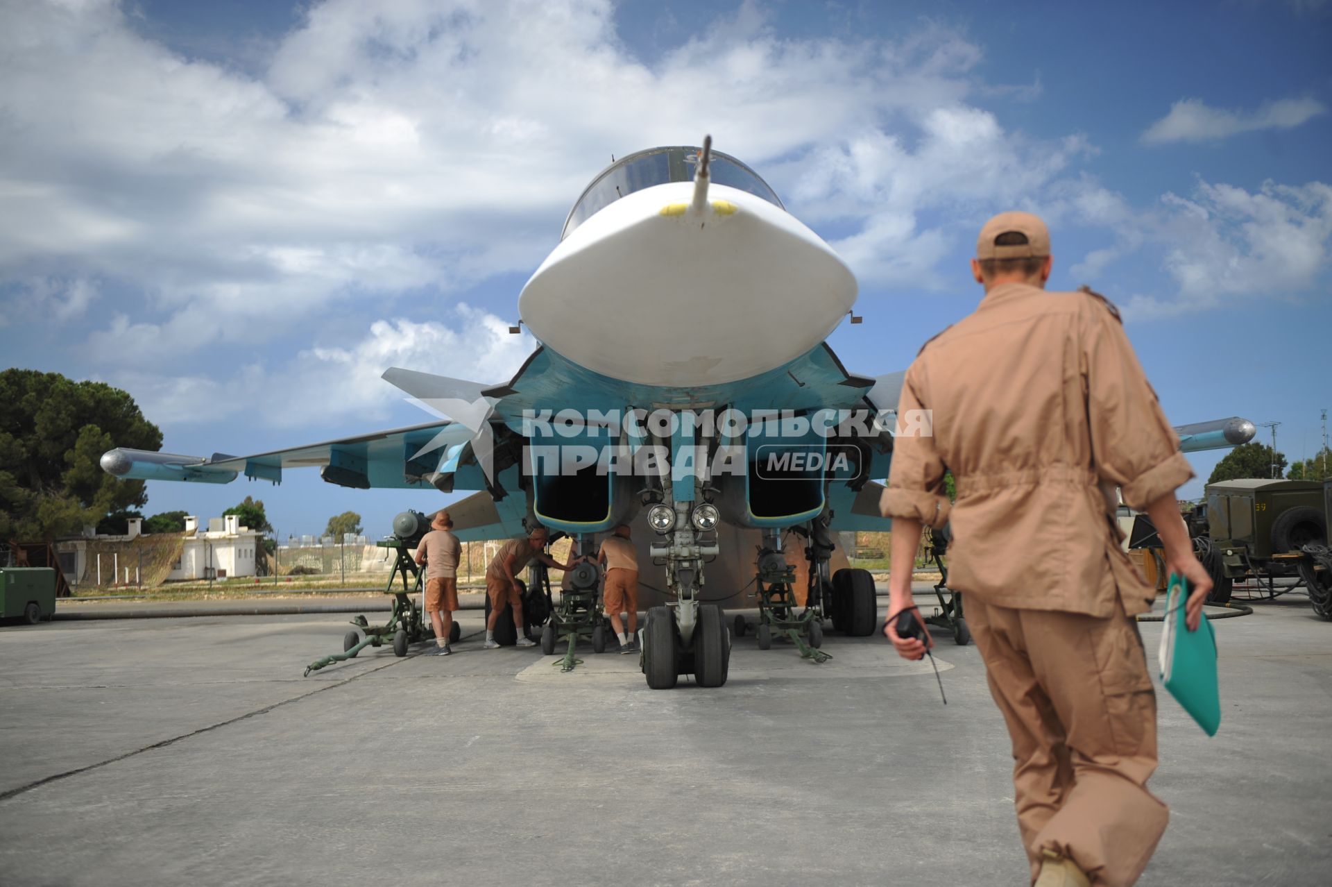 Сирия.  Российский истребитель-бомбардировщик Су-34 на авиабазе `Хмеймим`