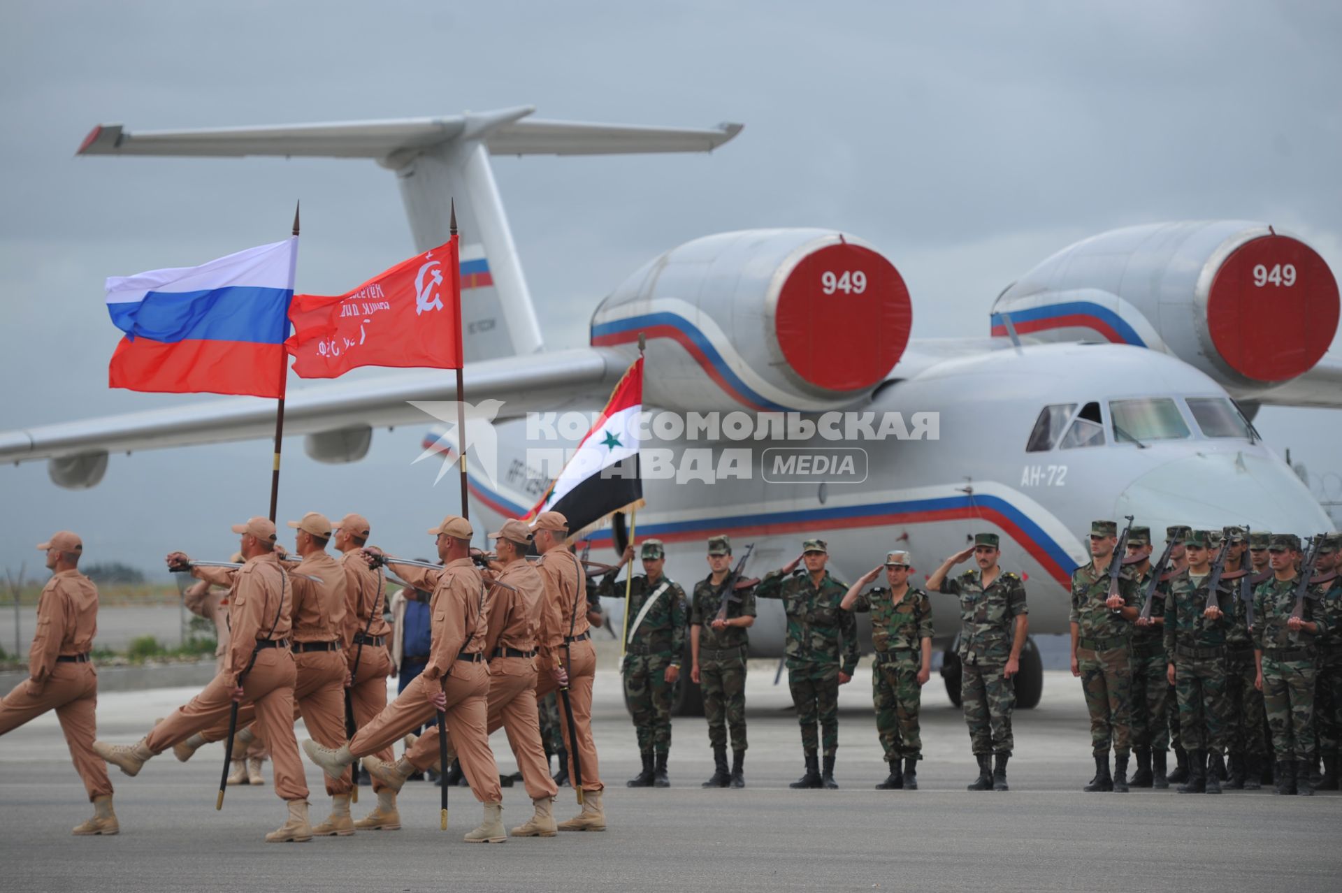 Сирия.  Парадные расчеты военнослужащих на репетиции военного парада,посвященного 71-й годовщине Победы в Великой Отечественной войне, на авиабазе `Хмеймим`.