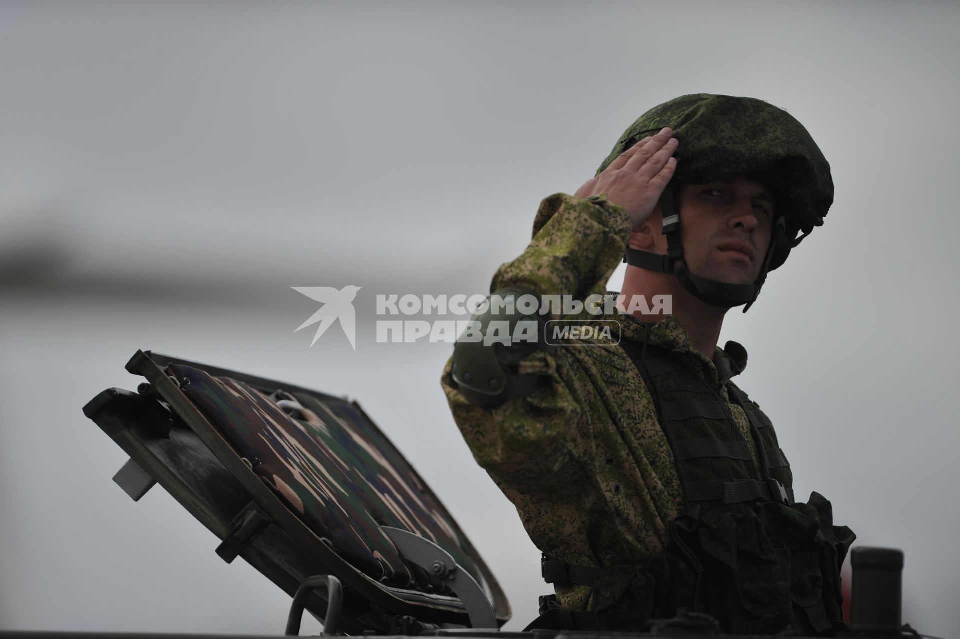 Сирия.  Военнослужащие механизированной колонны войск на репетиции военного парада,посвященного 71-й годовщине Победы в Великой Отечественной войне, на авиабазе `Хмеймим`.