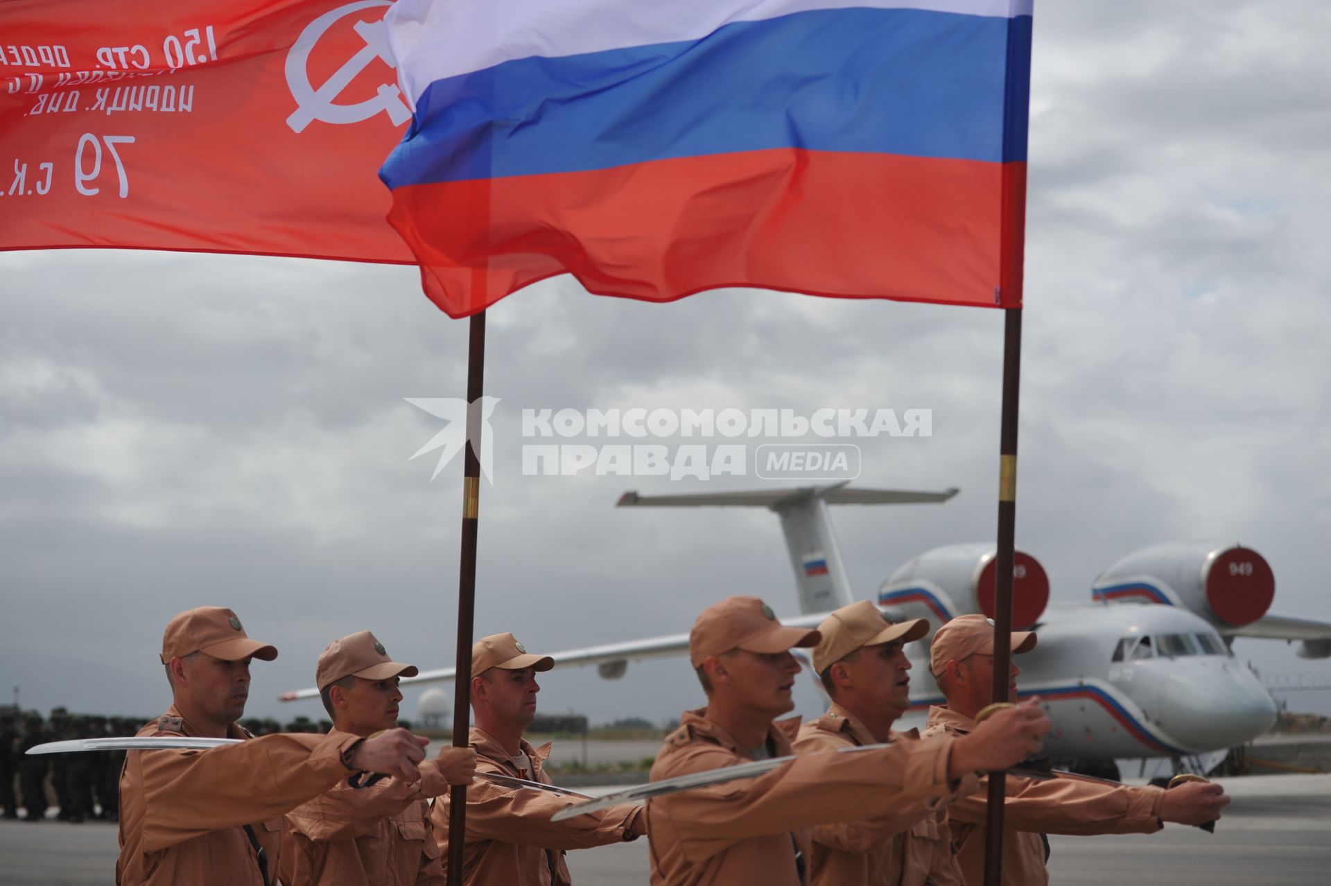 Сирия.  Парадные расчеты военнослужащих на репетиции военного парада,посвященного 71-й годовщине Победы в Великой Отечественной войне, на авиабазе `Хмеймим`.