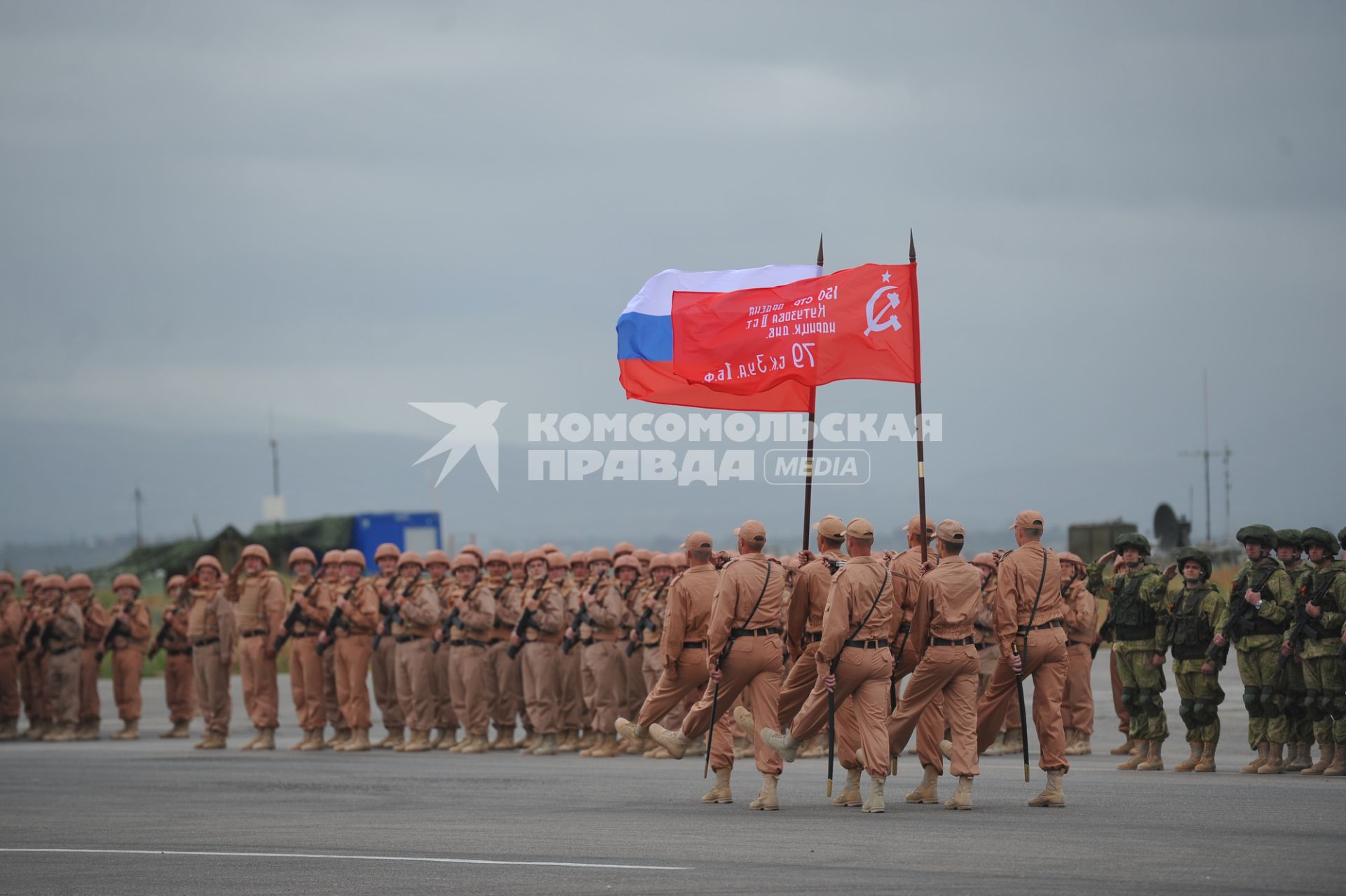 Сирия.  Парадные расчеты военнослужащих на репетиции военного парада,посвященного 71-й годовщине Победы в Великой Отечественной войне, на авиабазе `Хмеймим`.