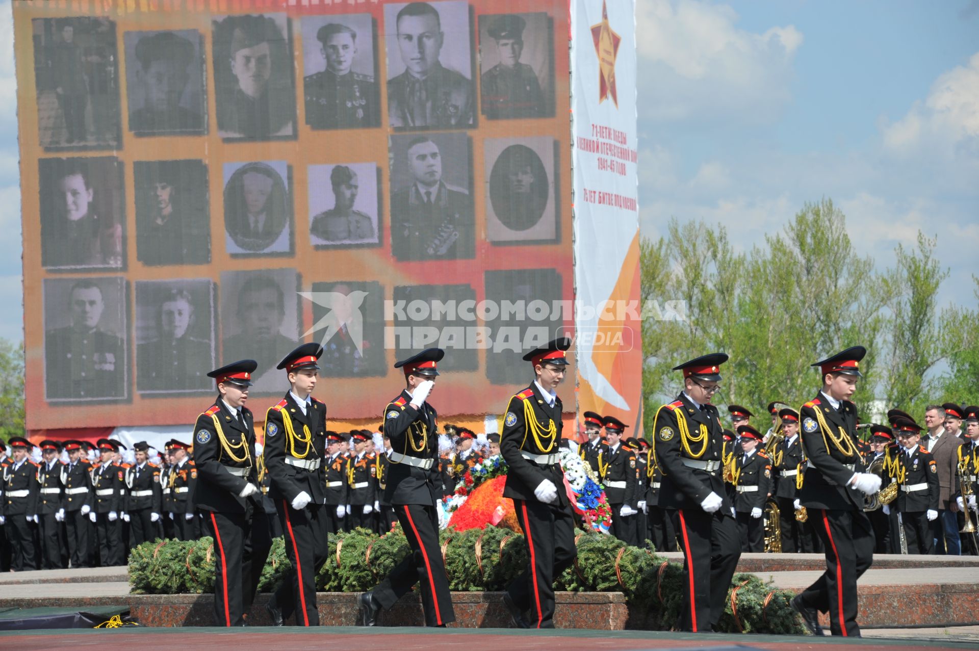 Москва.  Учащиеся кадетского корпуса на  московском параде  кадетов, посвященном 71 - годовщине Победы в Великой Отечественной войне и 75-летнему юбилею битвы под Москвой, на Поклонной  горе.