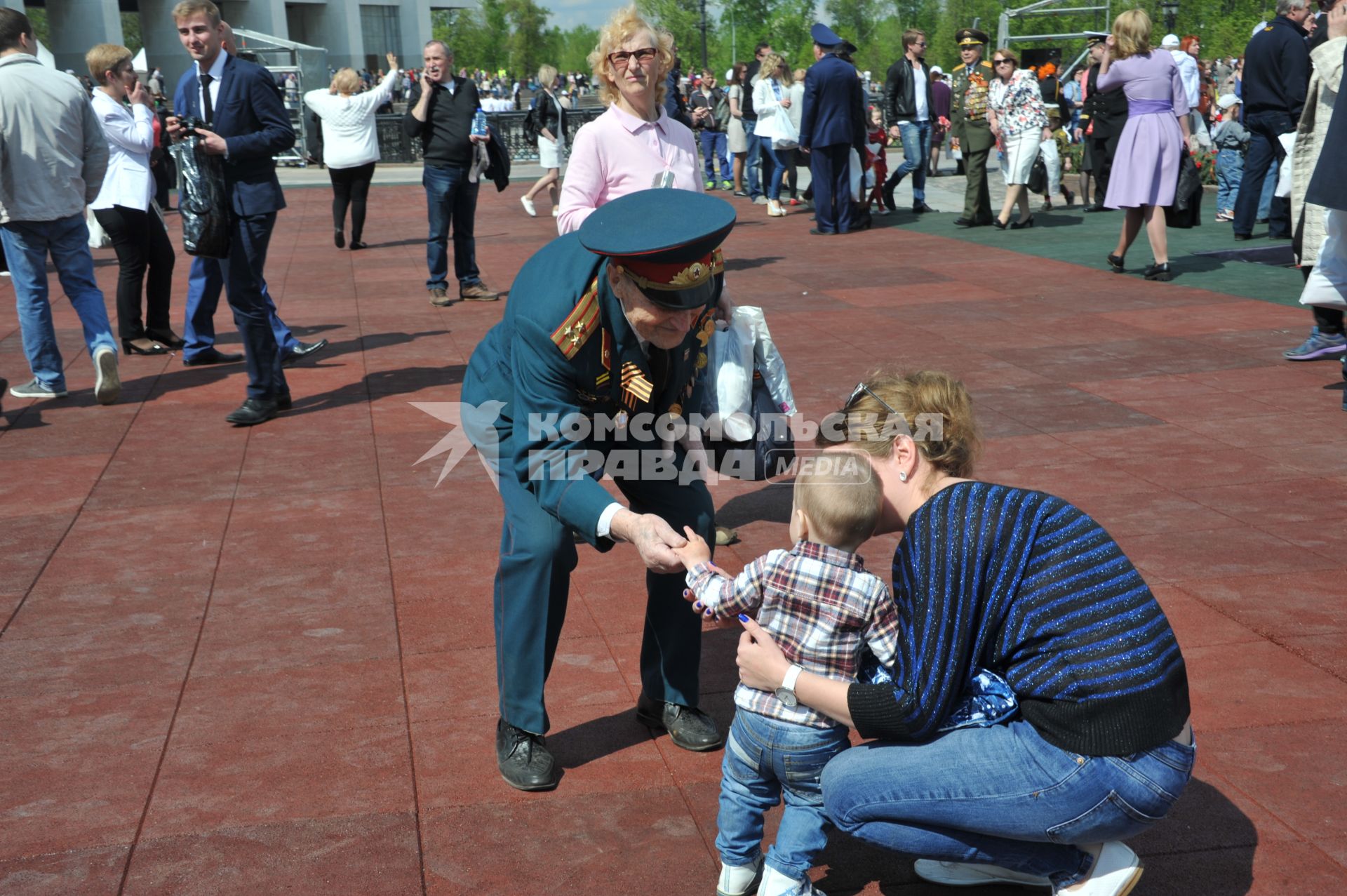 Москва.  Ветеран   на московском  параде  кадетов, посвященном 71 -годовщине Победы в Великой Отечественной войне и 75-летнему юбилею битвы под Москвой, на Поклонной  горе.