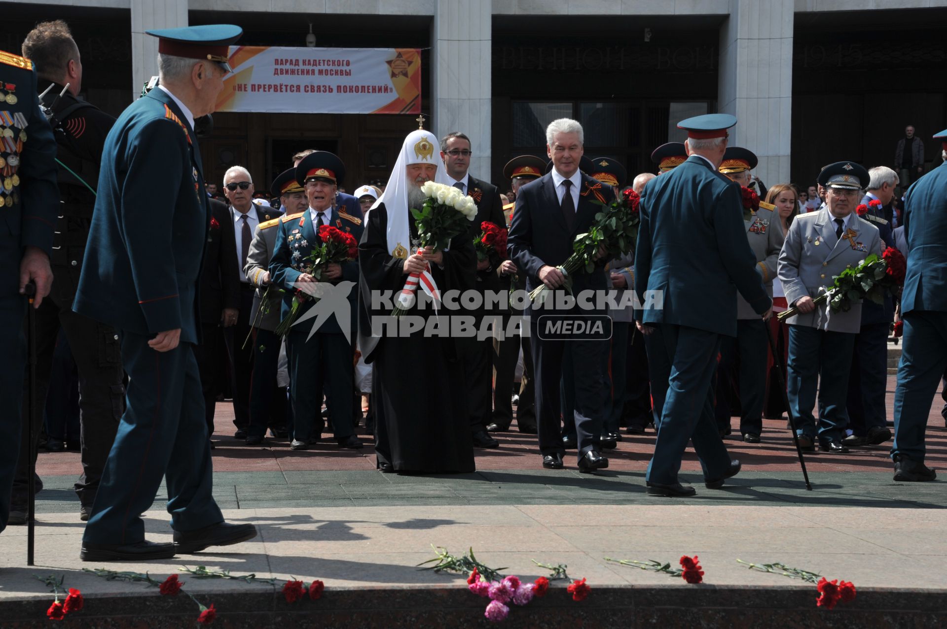 Москва.    Патриарх Московский и всея  Руси  Кирилл  и мэр Сергей Собянин возлагают цветы к вечному огню  на Поклонной горе во время московского парада кадетов, посвященного 71- годовщине Победы в Великой Отечественной войне и 75-летнему юбилею битвы под Москвой.