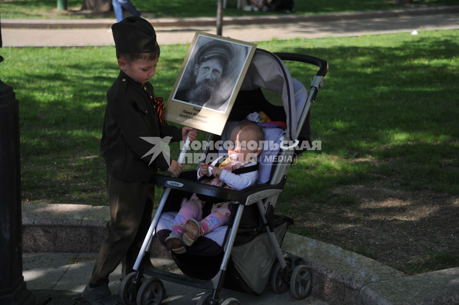 Москва. Маленькие участники шествия `Бессмертный полк`  на улице  города во время праздничных гуляний, посвященных 71-й годовщине Победы в Великой Отечественной войне .