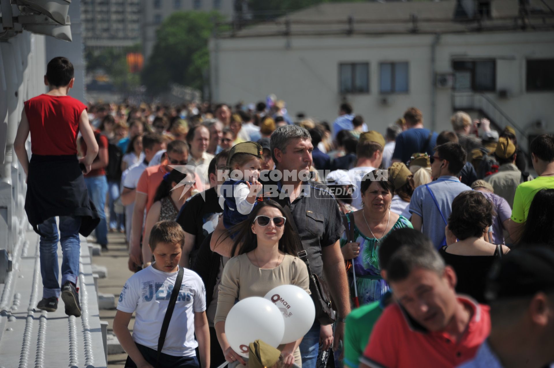 Москва.  Народ на улице  города во время праздничных гуляний, посвященных 71-й годовщине Победы в Великой Отечественной войне .