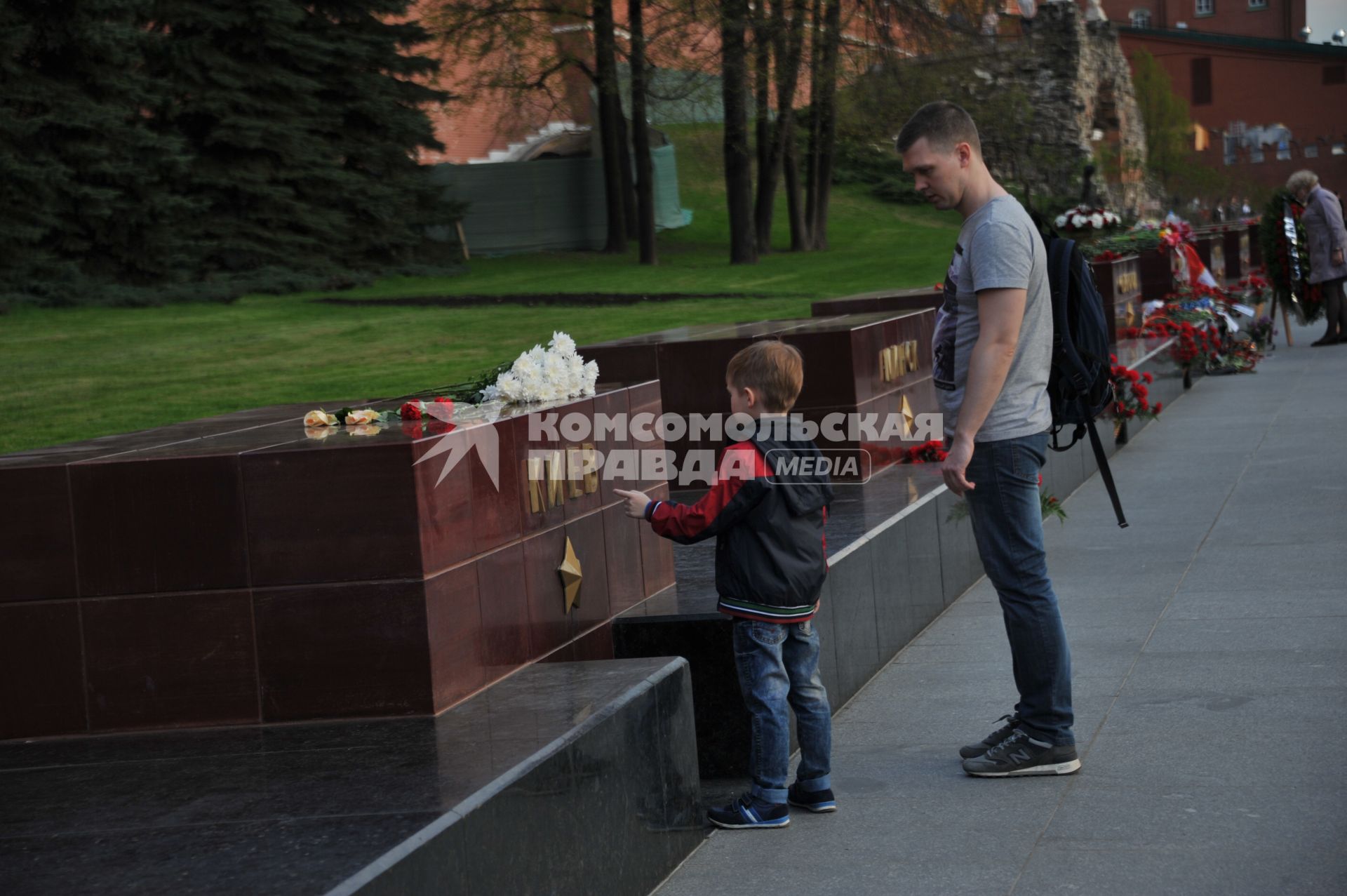 Москва.  Букет гвоздик  и корзины с цветами у стел городов-героев  в Александровском саду  Московского Кремля.