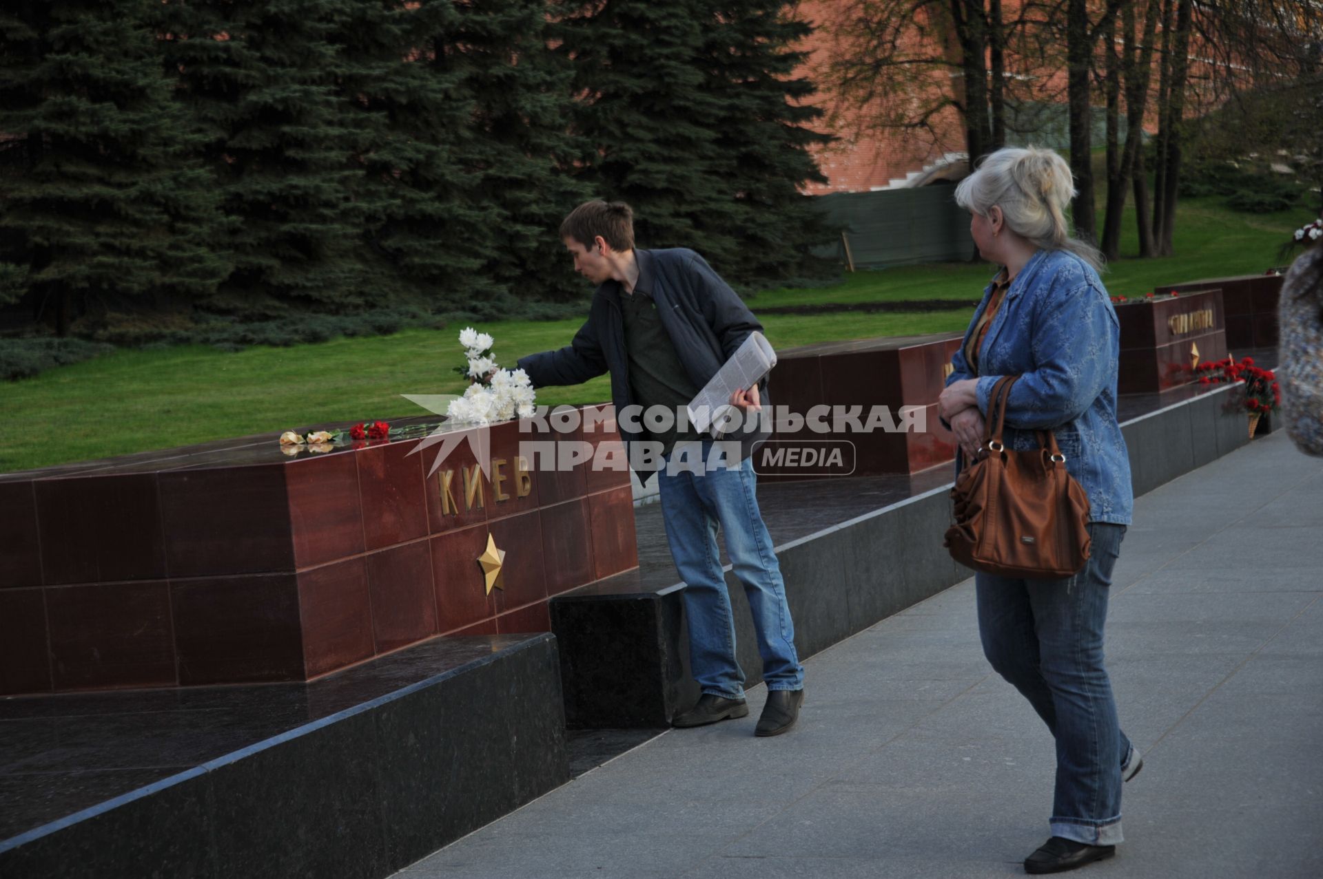 Москва.  Букет гвоздик  и корзины с цветами у стел городов-героев  в Александровском саду  Московского Кремля.