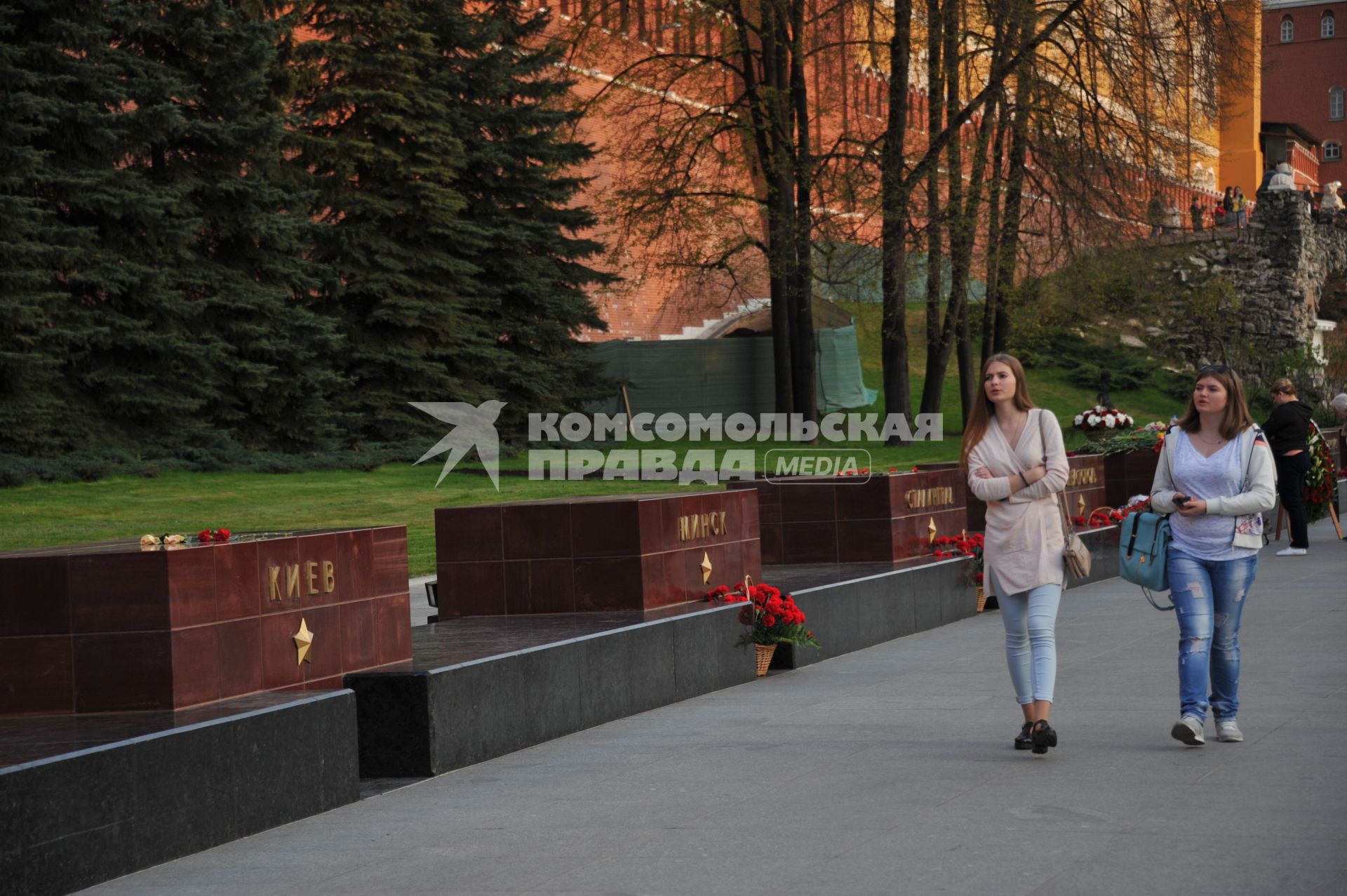 Москва.  Букет гвоздик  и корзины с цветами у стел городов-героев  в Александровском саду  Московского Кремля.