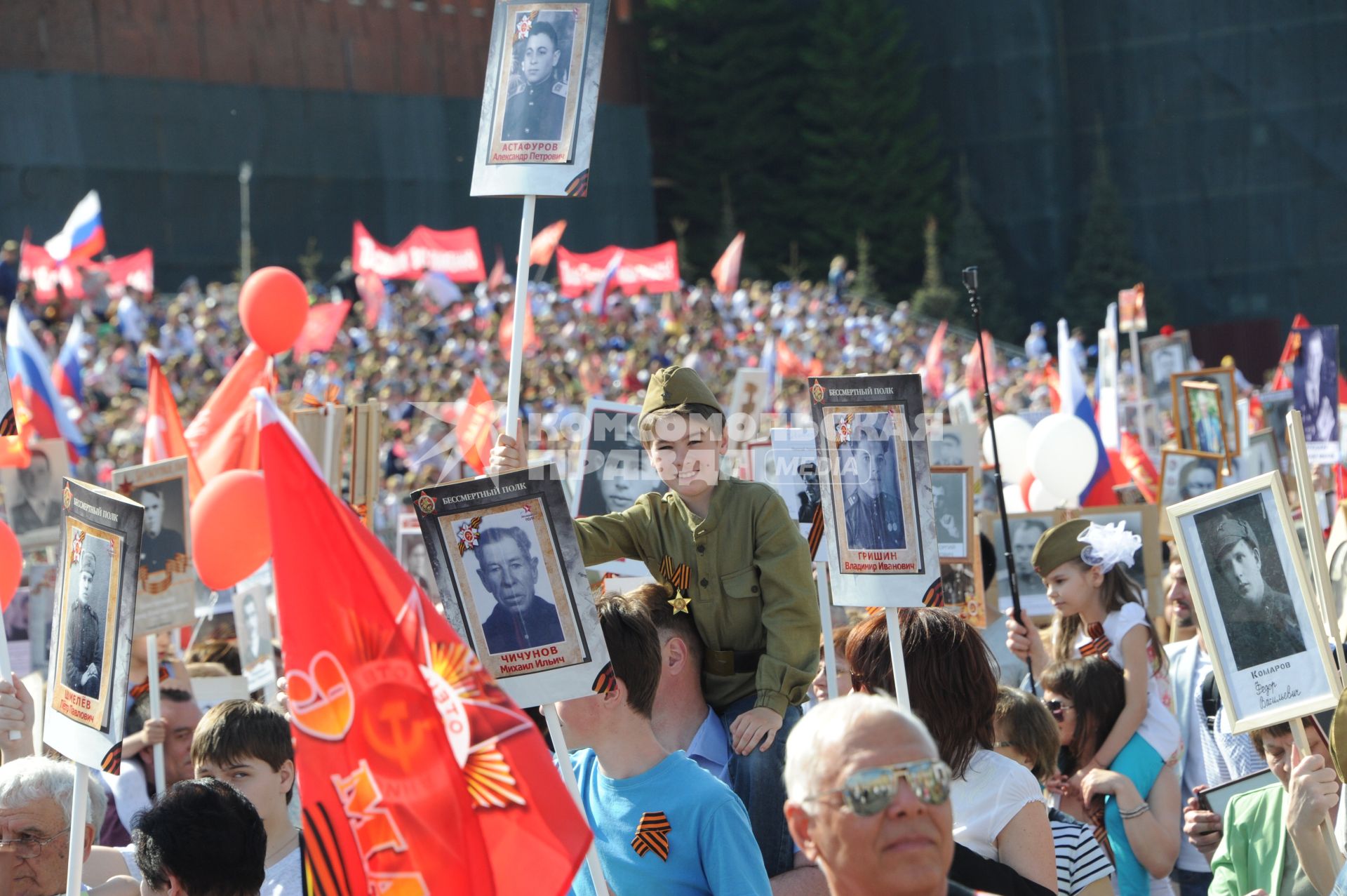 Москва.  Участники шествия`Бессмертный полк` в честь 71-й годовщины Победы в Великой Отечественной войне.