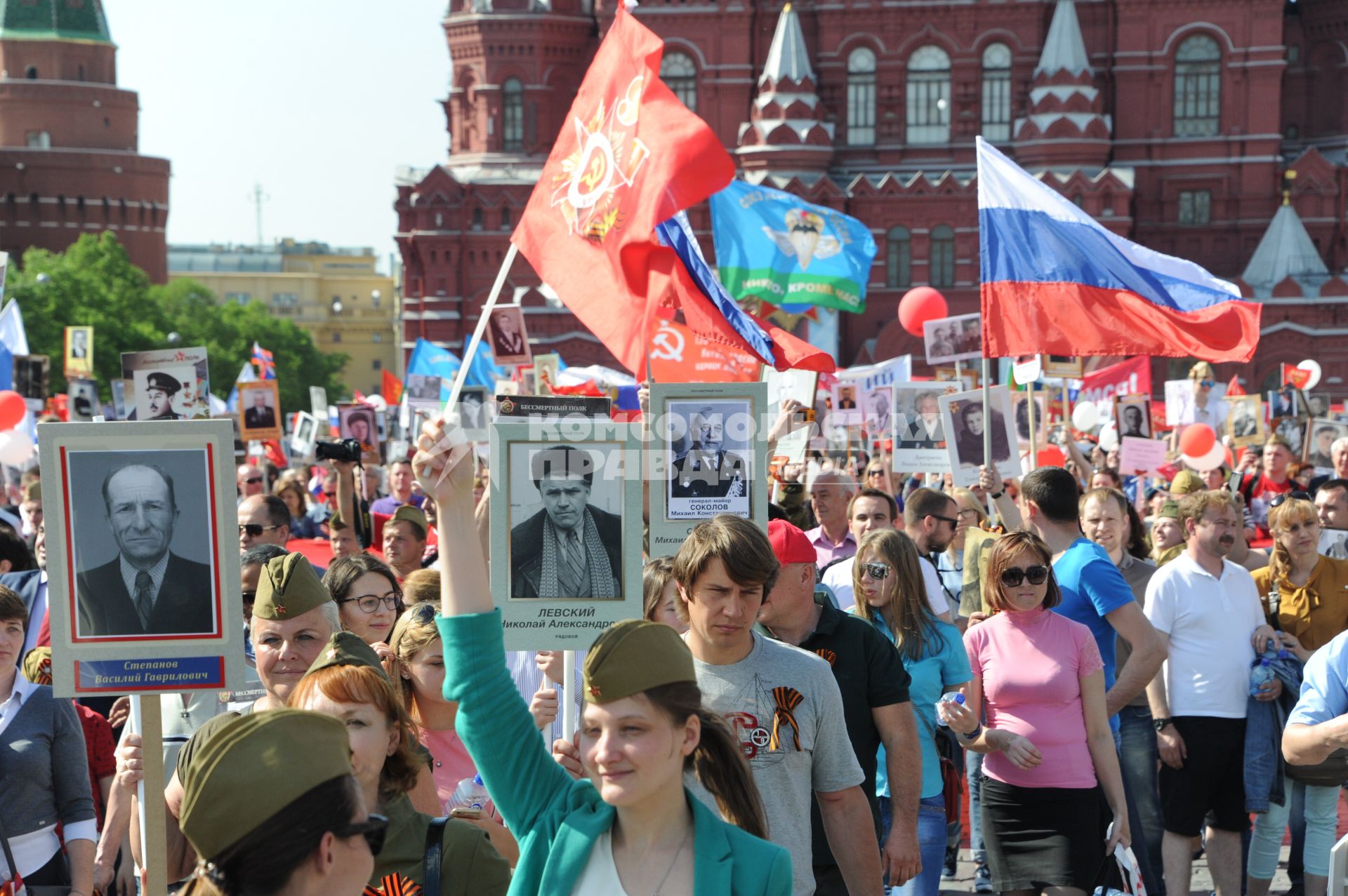 Москва.  Участники шествия`Бессмертный полк` в честь 71-й годовщины Победы в Великой Отечественной войне.