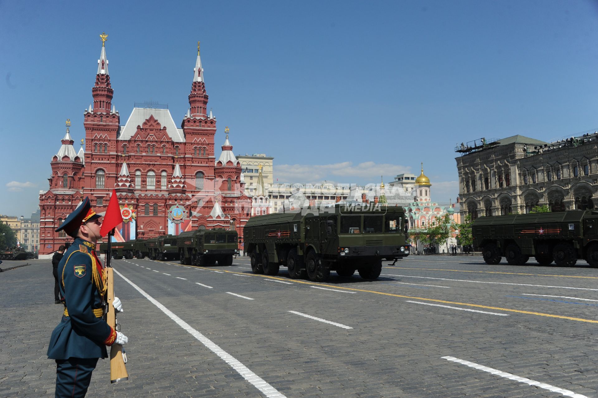 Москва. Ракетный комплекс `Искандер` на Красной площади во время военного парада, посвященного 71-й годовщине Победы в Великой Отечественной войне.