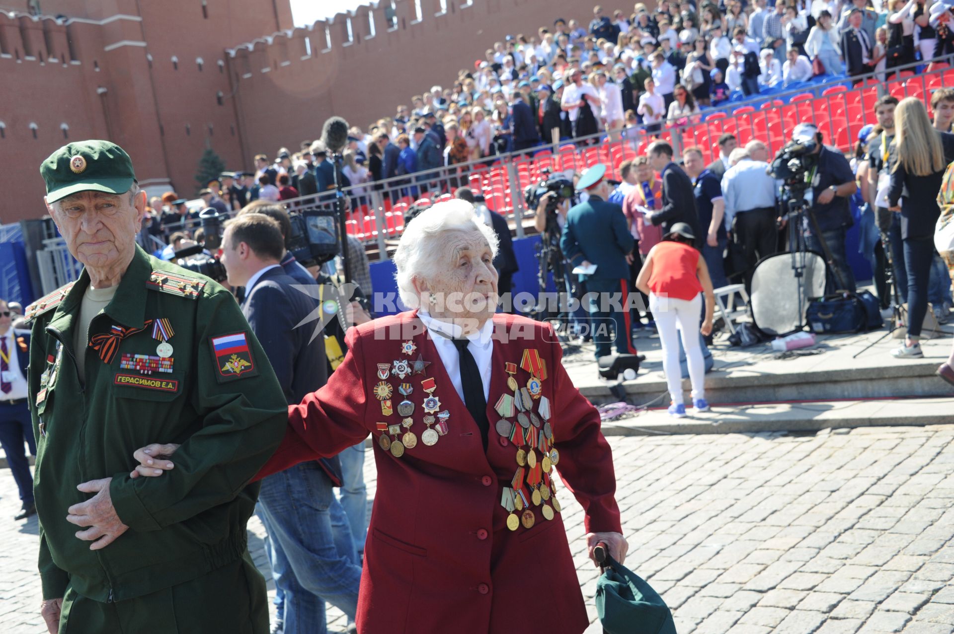 Москва.  Ветераны на Красной площади после военного парада, посвященного 71-й годовщине Победы в Великой Отечественной войне.