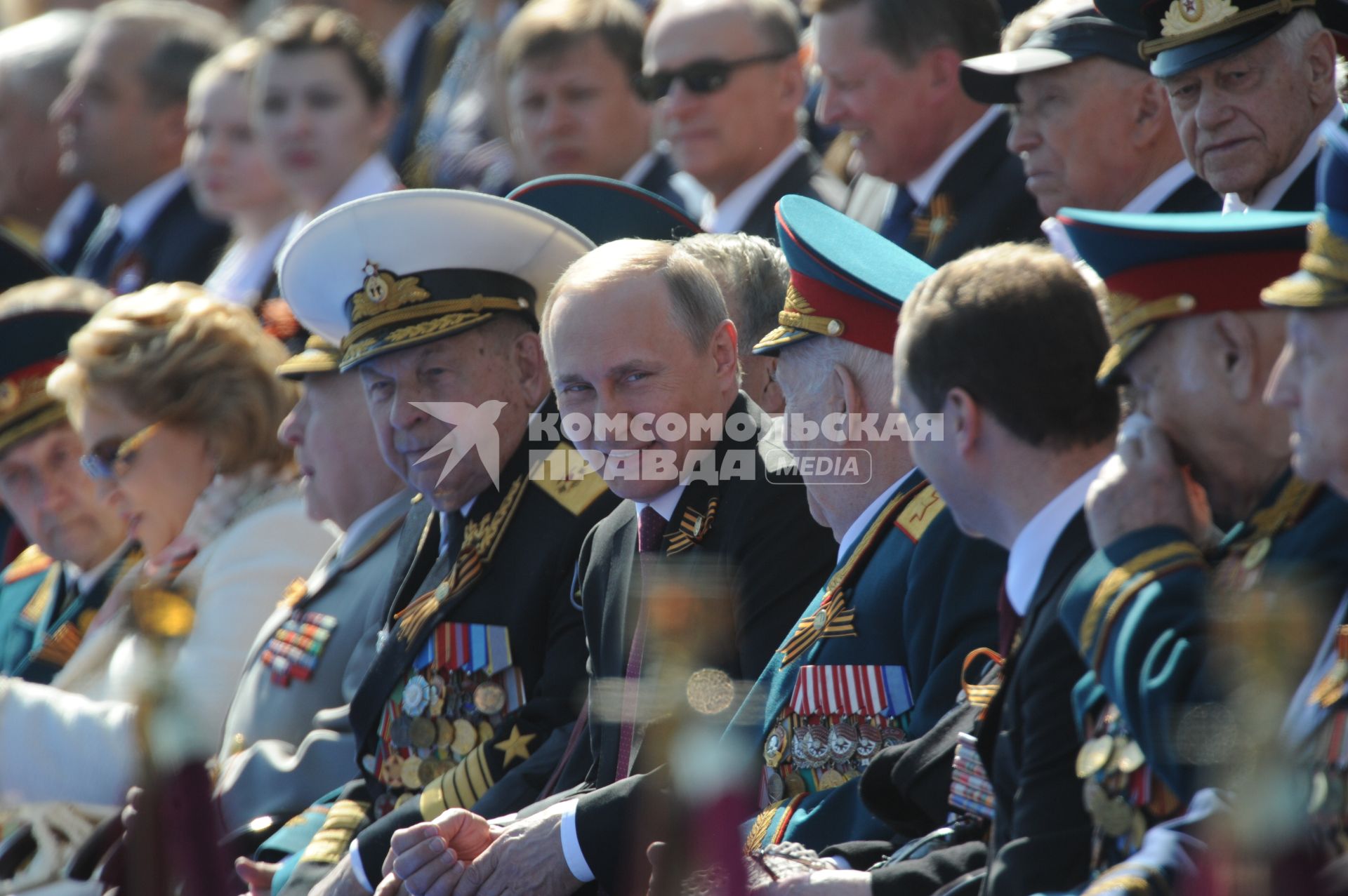 Москва.  Президент России Владимир Путин (в центре)  на Красной площади  во время военного парада, посвященного 71-й годовщине Победы в Великой Отечественной войне.