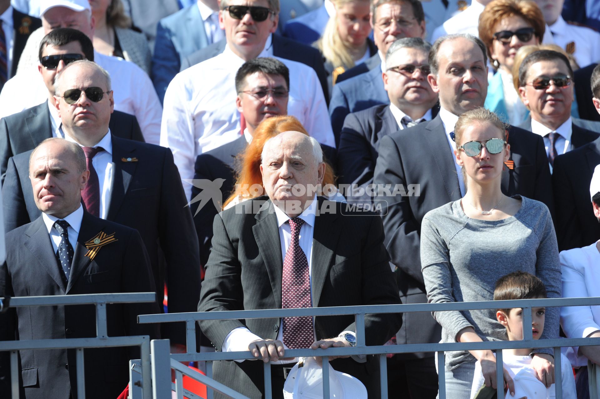 Москва.  Бывший президент СССР Михаил Горбачев (в центре) на Красной площади во время военного парада, посвященного 71-й годовщине Победы в Великой Отечественной войне.