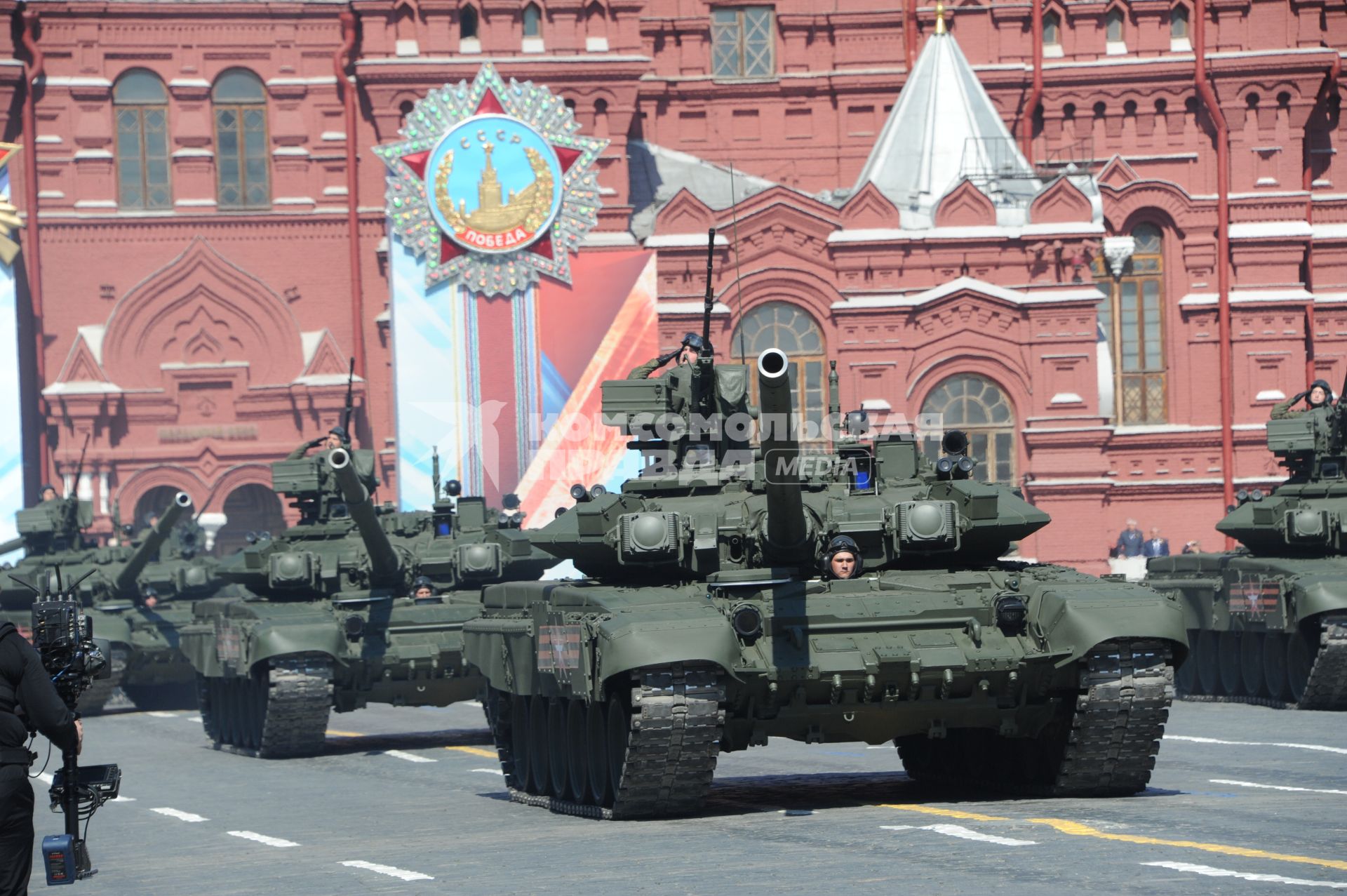 Москва. Основные боевые танки Т-90А  на Красной площади во время военного парада, посвященного 71-й годовщине Победы в Великой Отечественной войне.