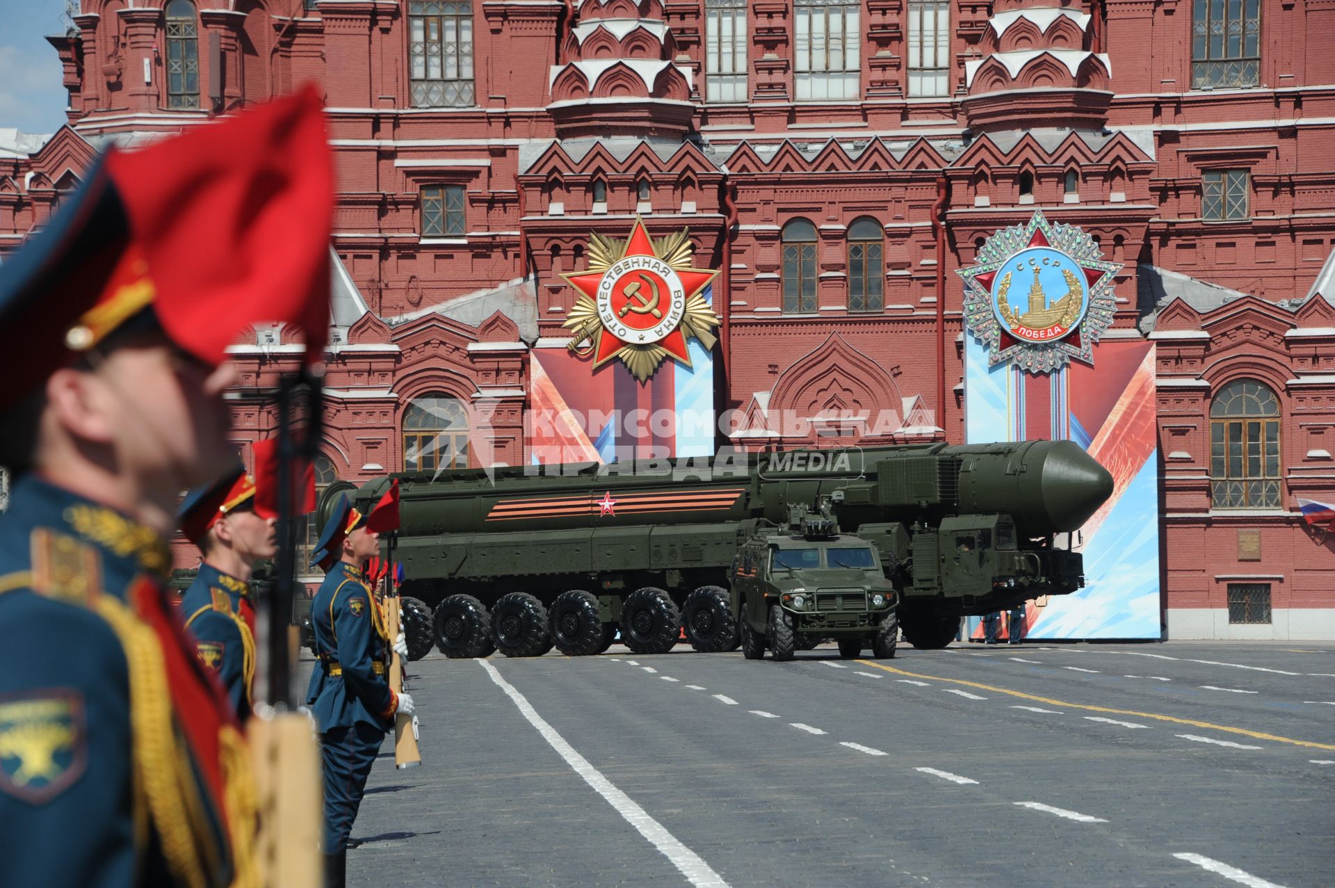 Москва. Транспортно-пусковая установка комплекса РС-24 `Ярс` на Красной площади во время военного парада, посвященного 71-й годовщине Победы в Великой Отечественной войне.