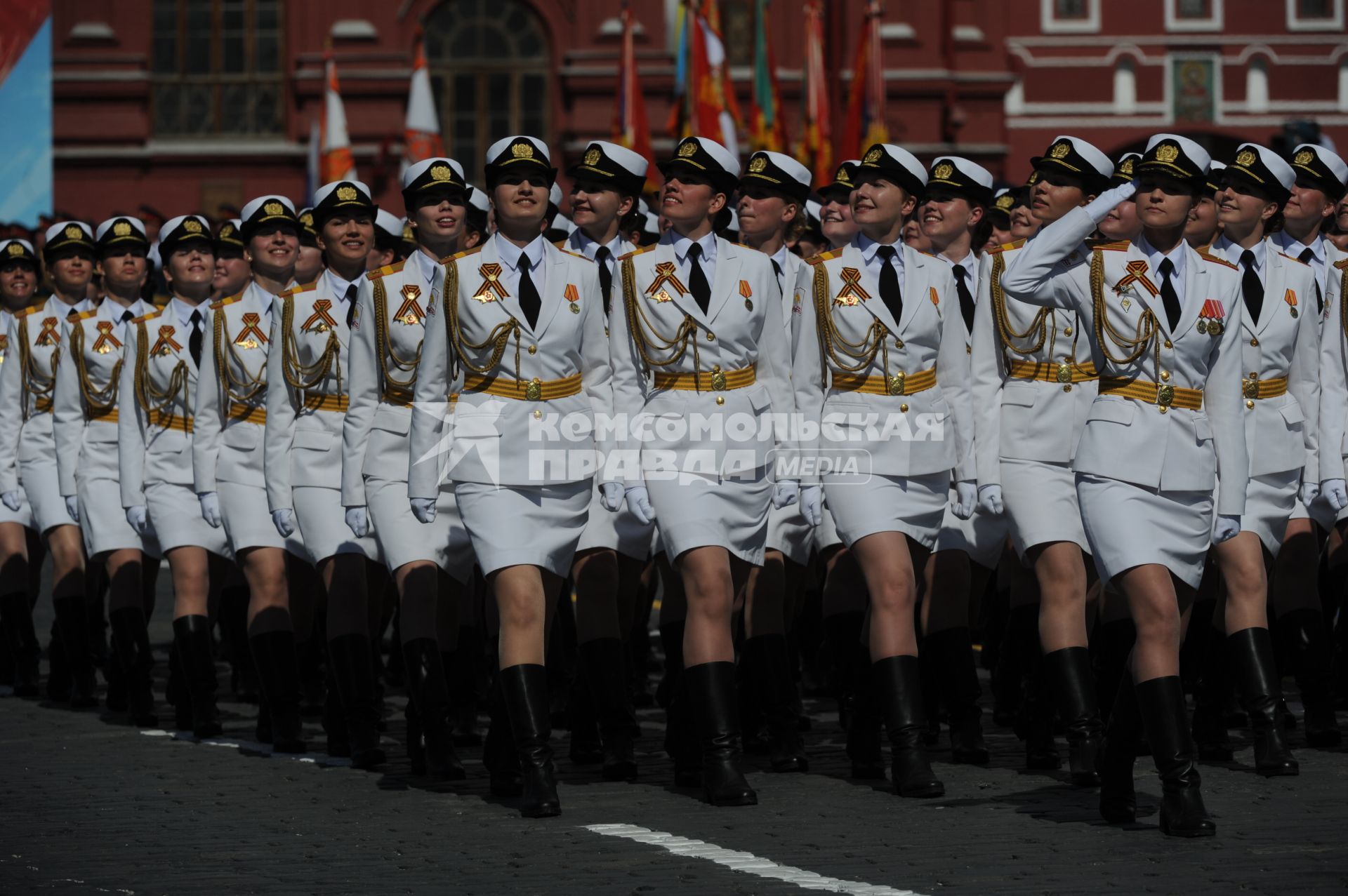 Москва.   Cводный парадный расчет женщин-военнослужащих Военного университета министерства обороны РФ на Красной площади во время военного парада, посвященного 71-й годовщине Победы в Великой Отечественной войне.