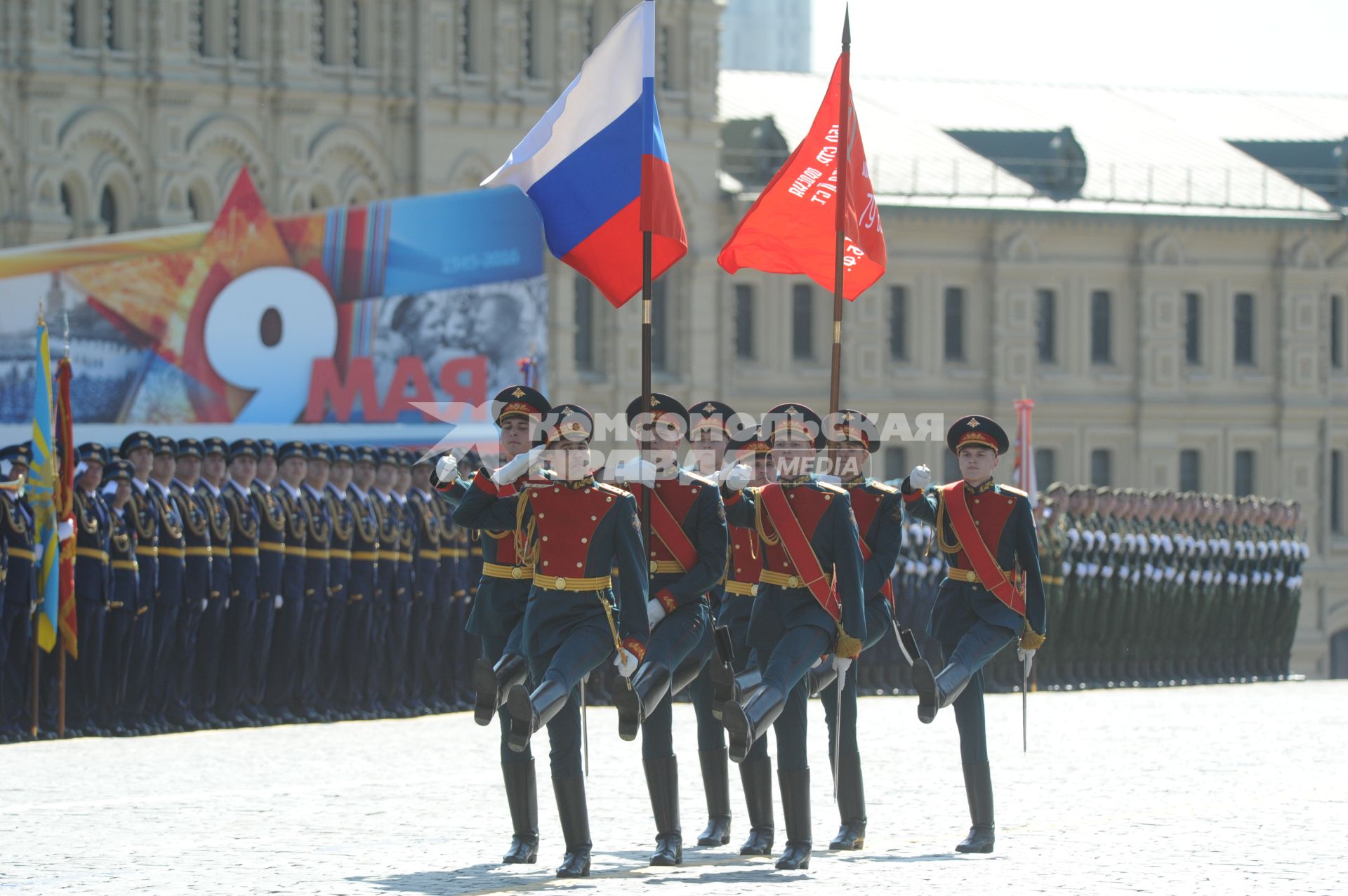 Москва.  Военнослужащие 154-го отдельного комендантского Преображенского полка несут государственный флаг России и Знамя Победы на Красной площади во время военного парада, посвященного 71-й годовщине Победы в Великой Отечественной войне.