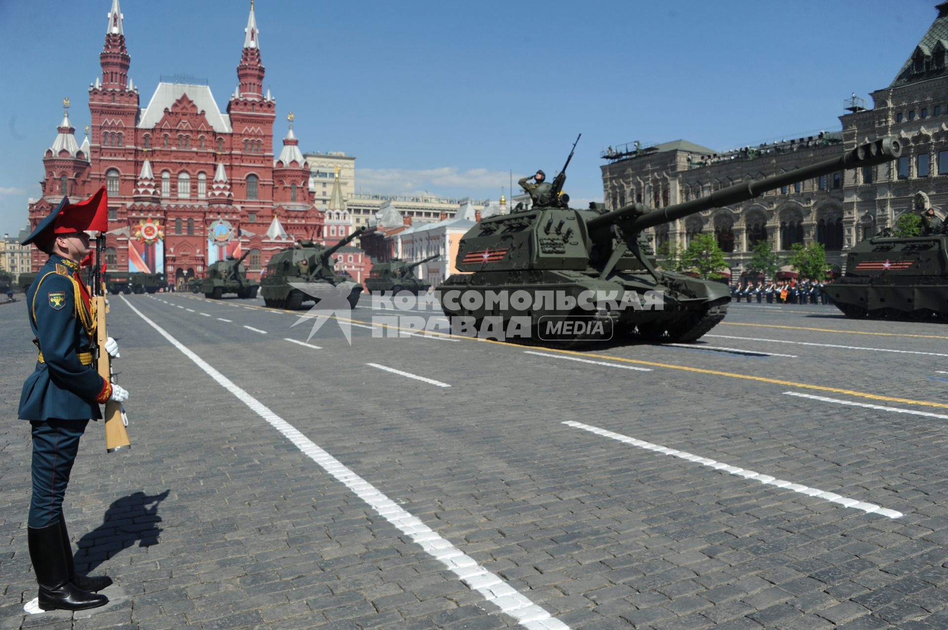 Москва. Самоходная артиллерийская установка `Коалиция-СВ` (второй справа) и самоходные артиллерийские установки (САУ) `Мста-С` (справа) на Красной площади во время военного парада, посвященного 71-й годовщине Победы в Великой Отечественной войне.