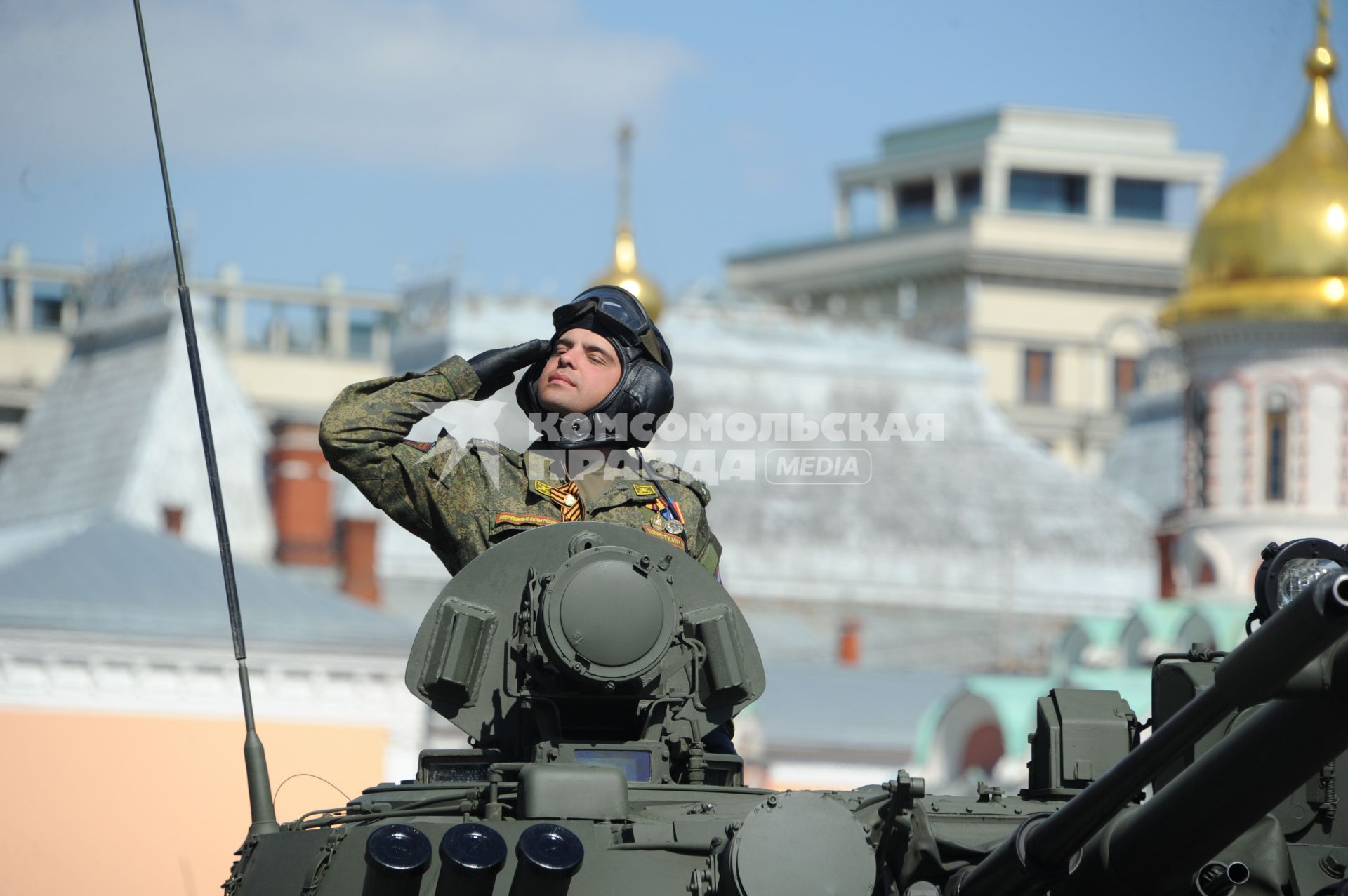 Москва.  Военнослужащий  на Красной площади во время военного парада, посвященного 71-й годовщине Победы в Великой Отечественной войне.