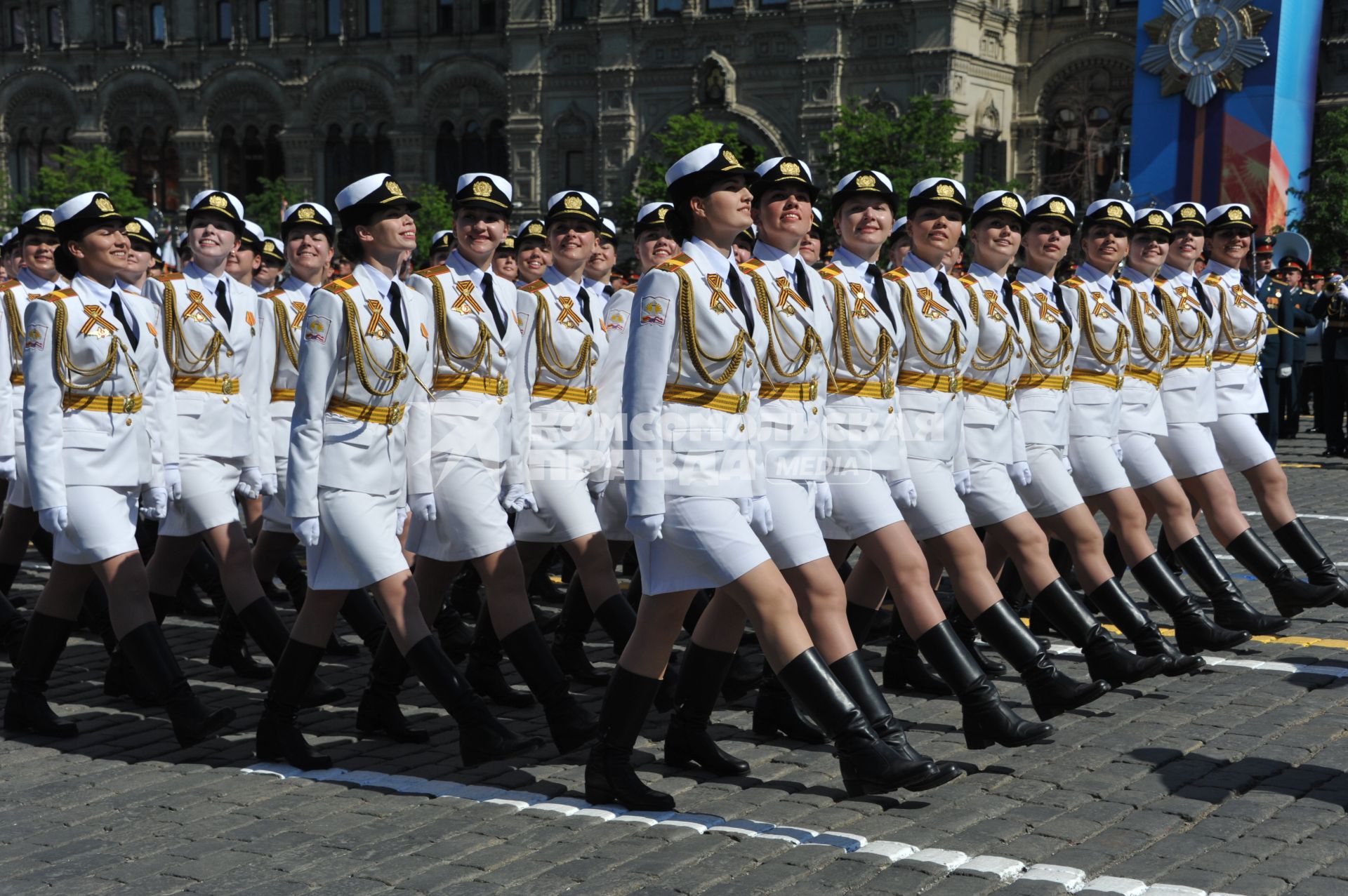 Москва.   Cводный парадный расчет женщин-военнослужащих Военного университета министерства обороны РФ на Красной площади во время военного парада, посвященного 71-й годовщине Победы в Великой Отечественной войне.