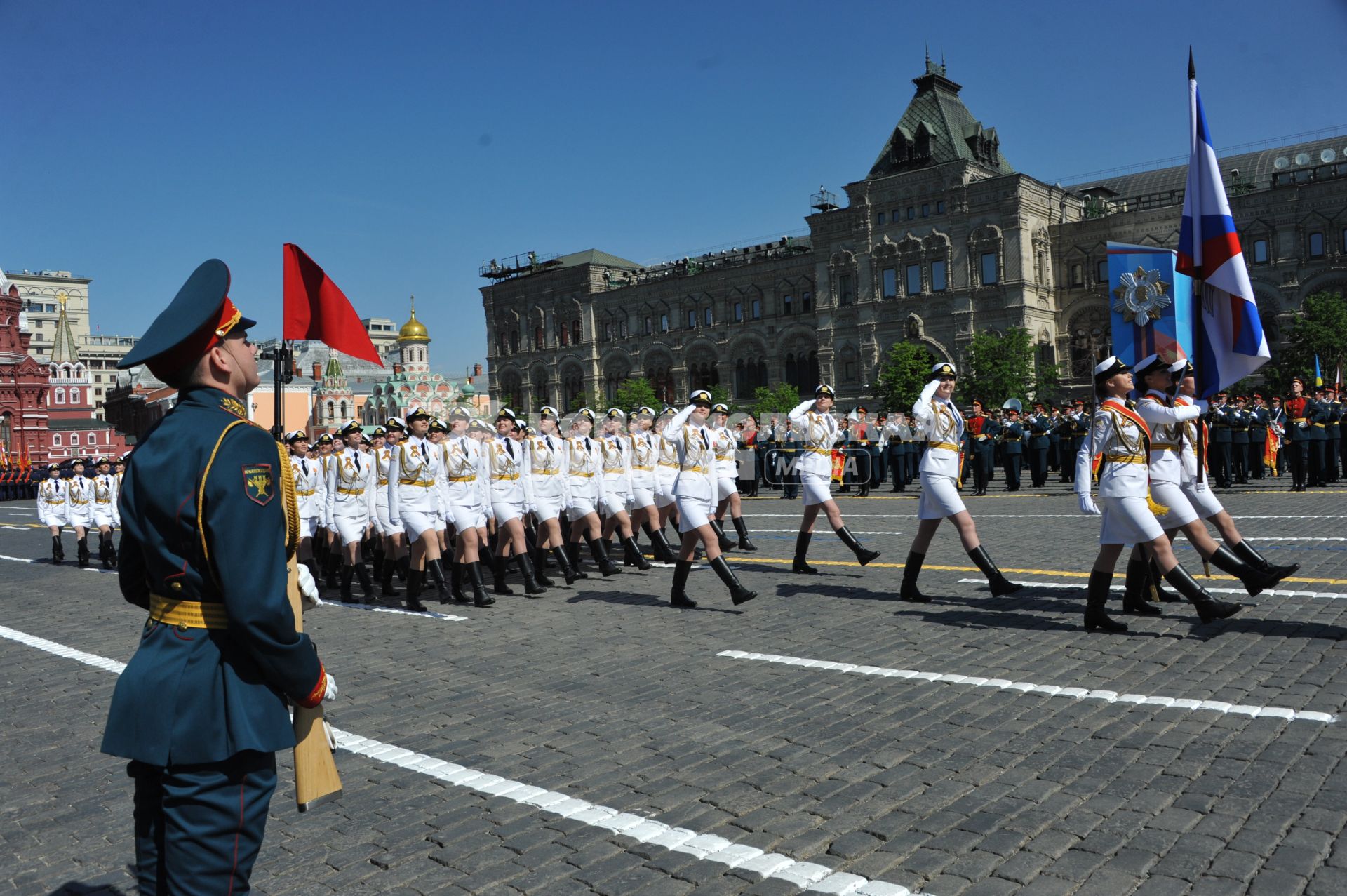 Москва.   Cводный парадный расчет женщин-военнослужащих Военного университета министерства обороны РФ на Красной площади во время военного парада, посвященного 71-й годовщине Победы в Великой Отечественной войне.