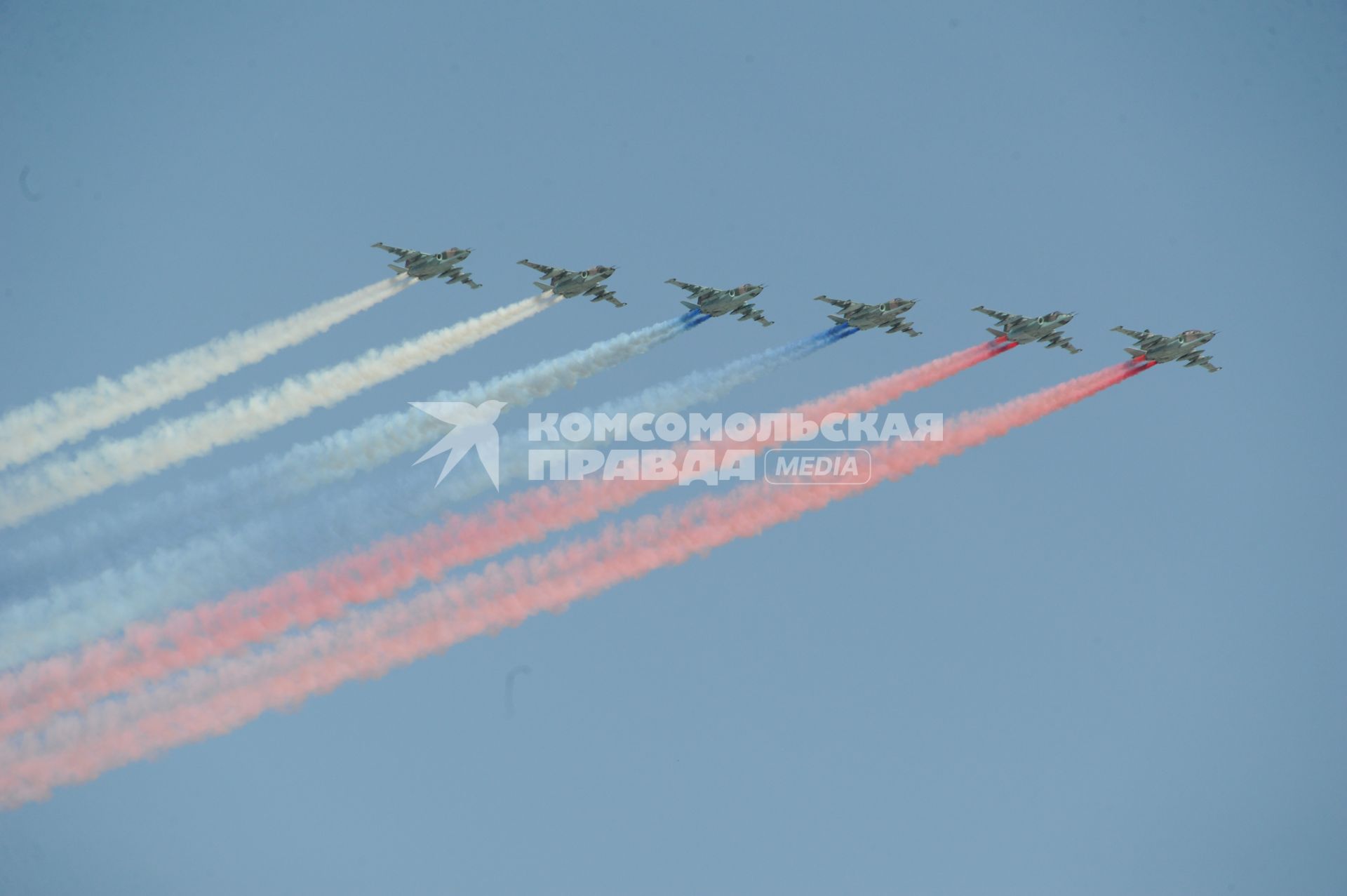 Москва.   Штурмовики Су-25 над Красной площадью во время военного парада, посвященного 71-й годовщине Победы в Великой Отечественной войне.