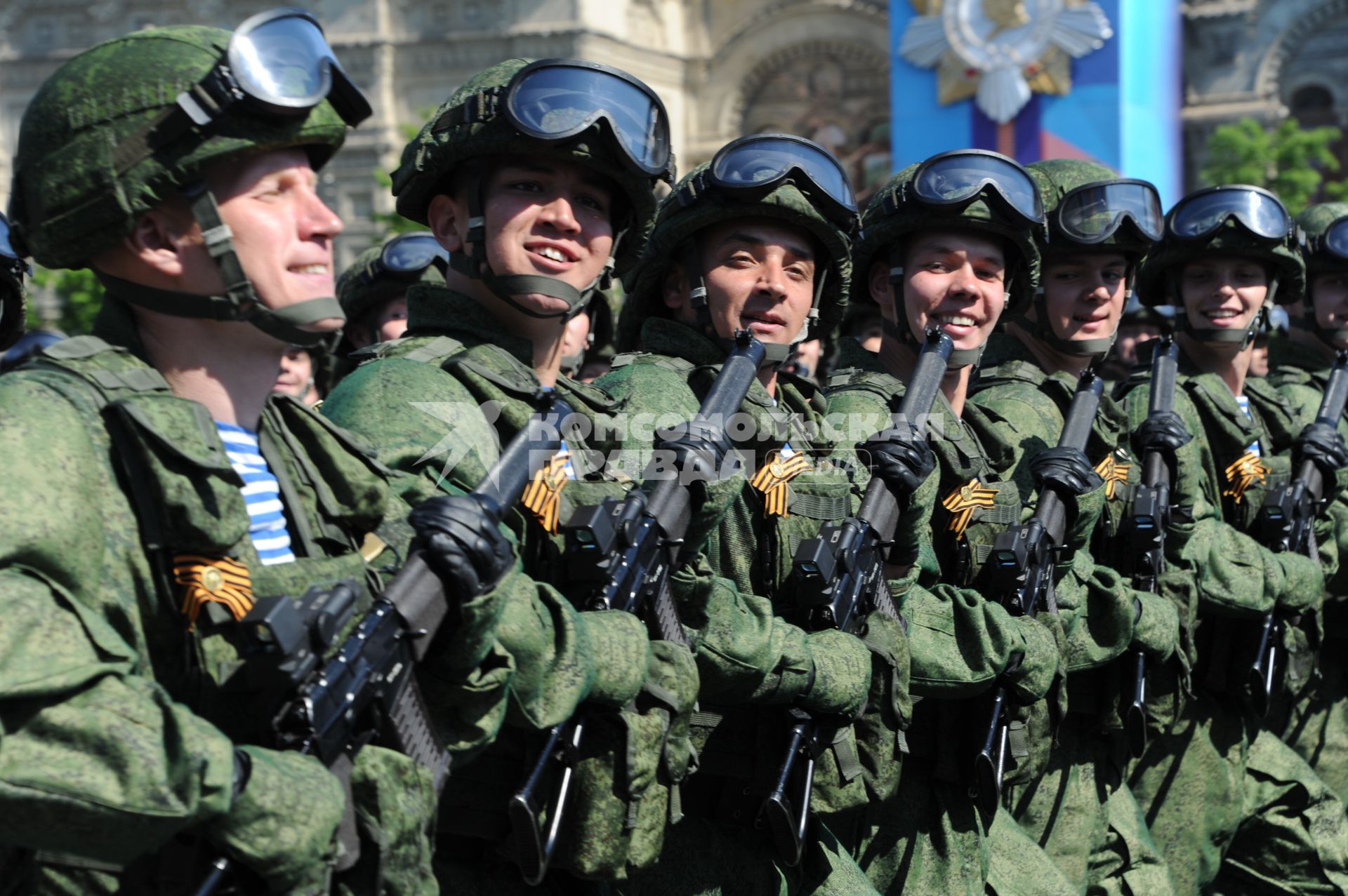 Москва.   Военнослужащие на Красной площади во время военного парада, посвященного 71-й годовщине Победы в Великой Отечественной войне.