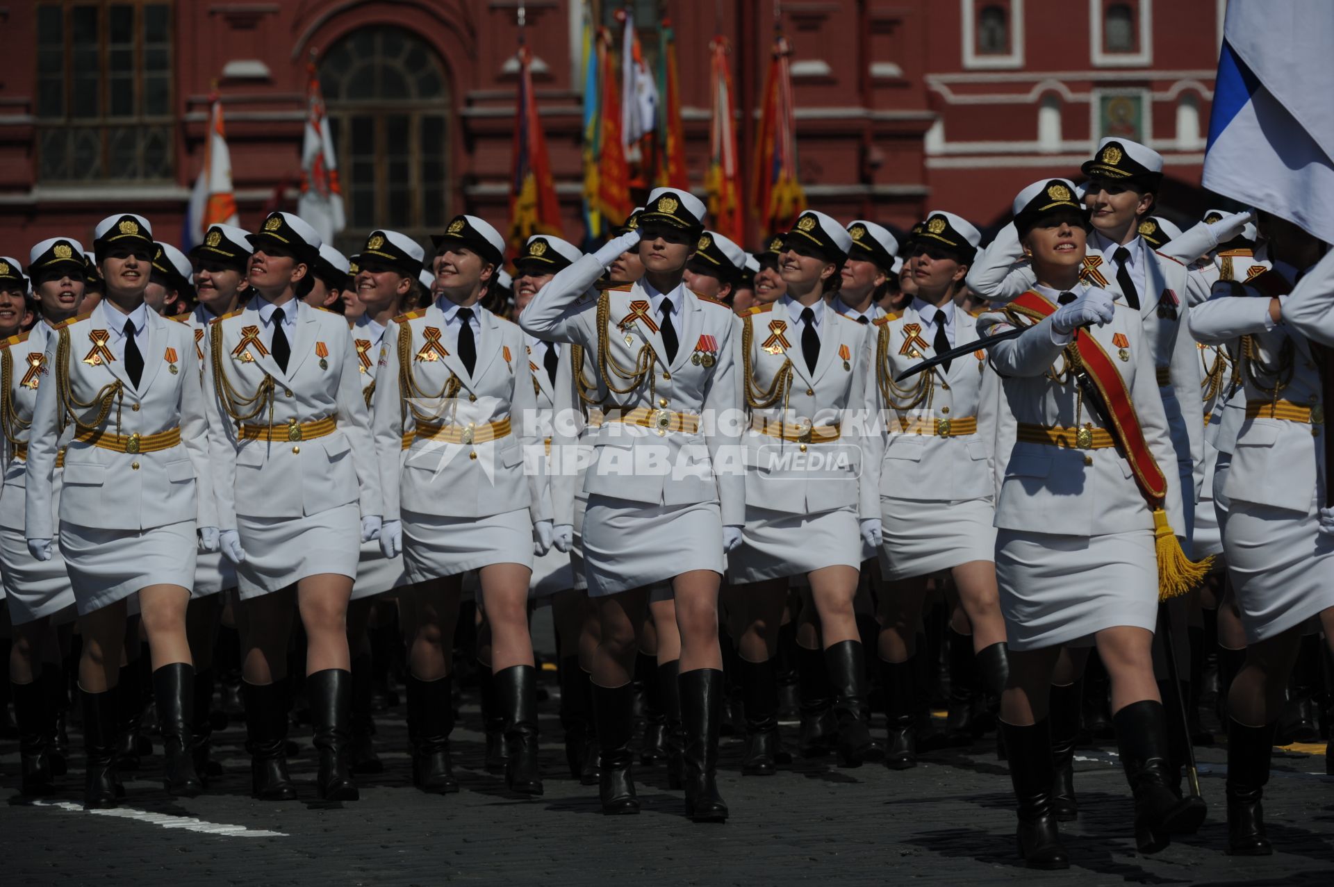 Москва.   Cводный парадный расчет женщин-военнослужащих Военного университета министерства обороны РФ на Красной площади во время военного парада, посвященного 71-й годовщине Победы в Великой Отечественной войне.