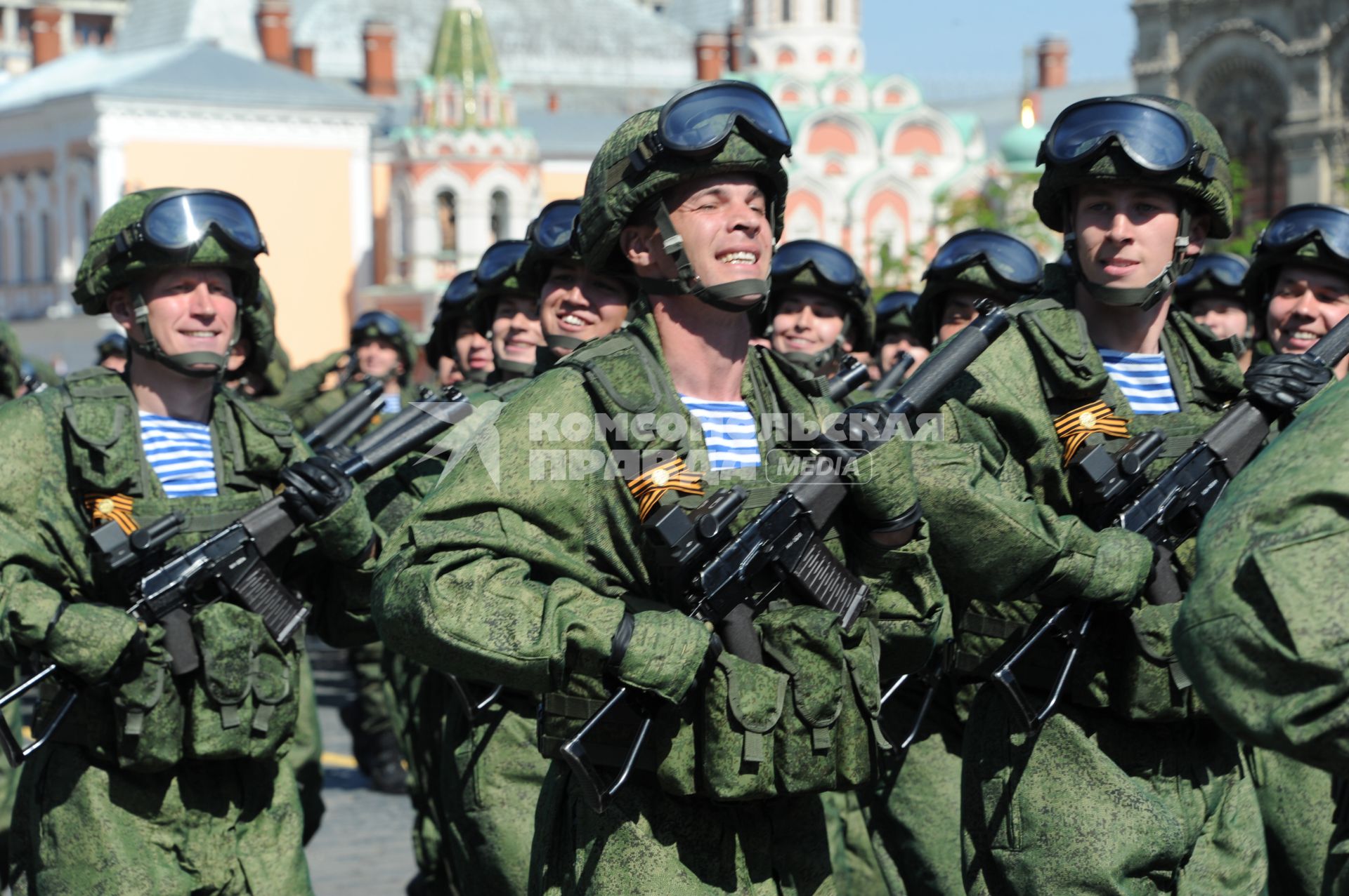 Москва.   Военнослужащие на Красной площади во время военного парада, посвященного 71-й годовщине Победы в Великой Отечественной войне.