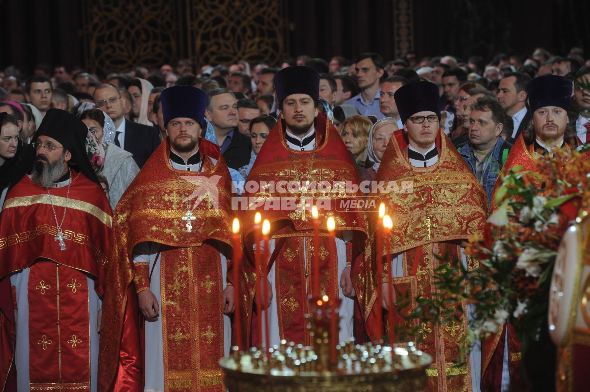 Москва. Праздничное пасхальное богослужение в Храме Христа Спасителя.