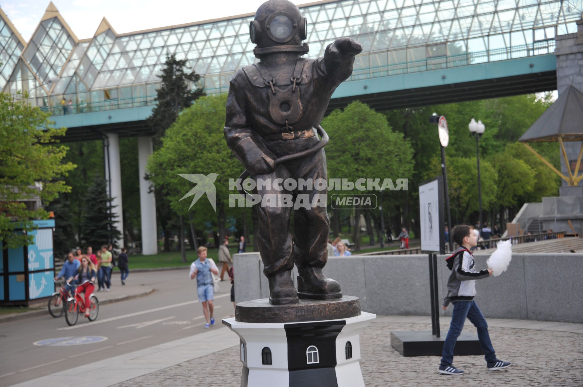 Москва.   На Пушкинской набережной в Парке Горького установили памятник водолазам в виде маяка .