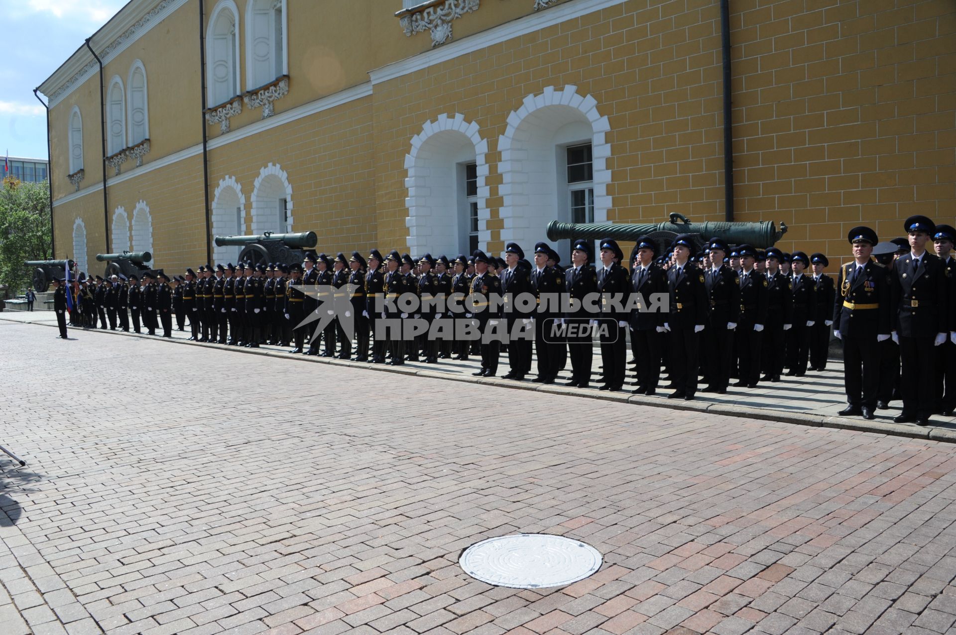 Москва.  Церемония вручения Кремлевскому полку Службы коменданта Московского Кремля ФСО грамоту верховного главнокомандующего ВС России по случаю его 80-и летия.